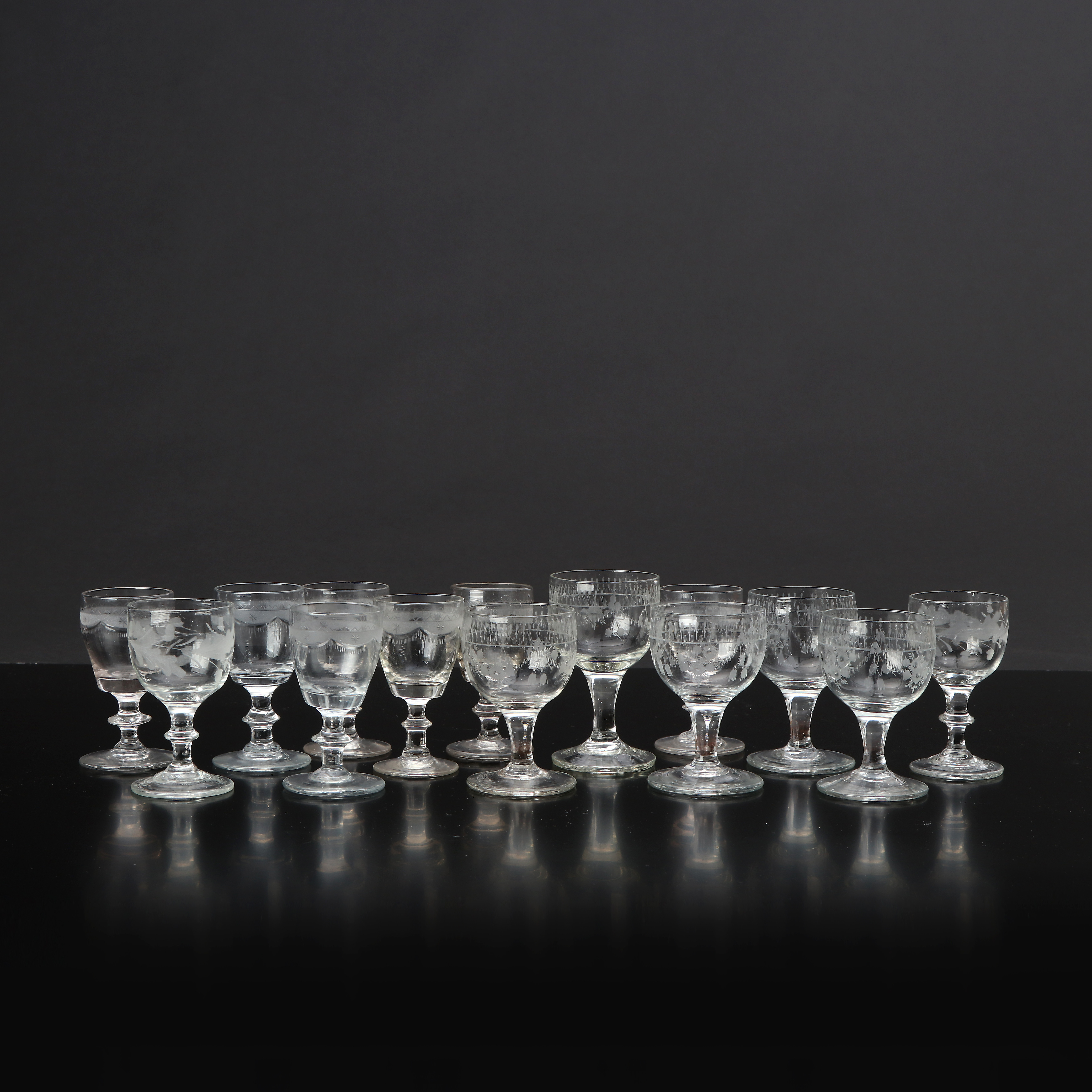 ANTIKA GLAS, 14 ST. Med slipad dekor. 1800-tal.