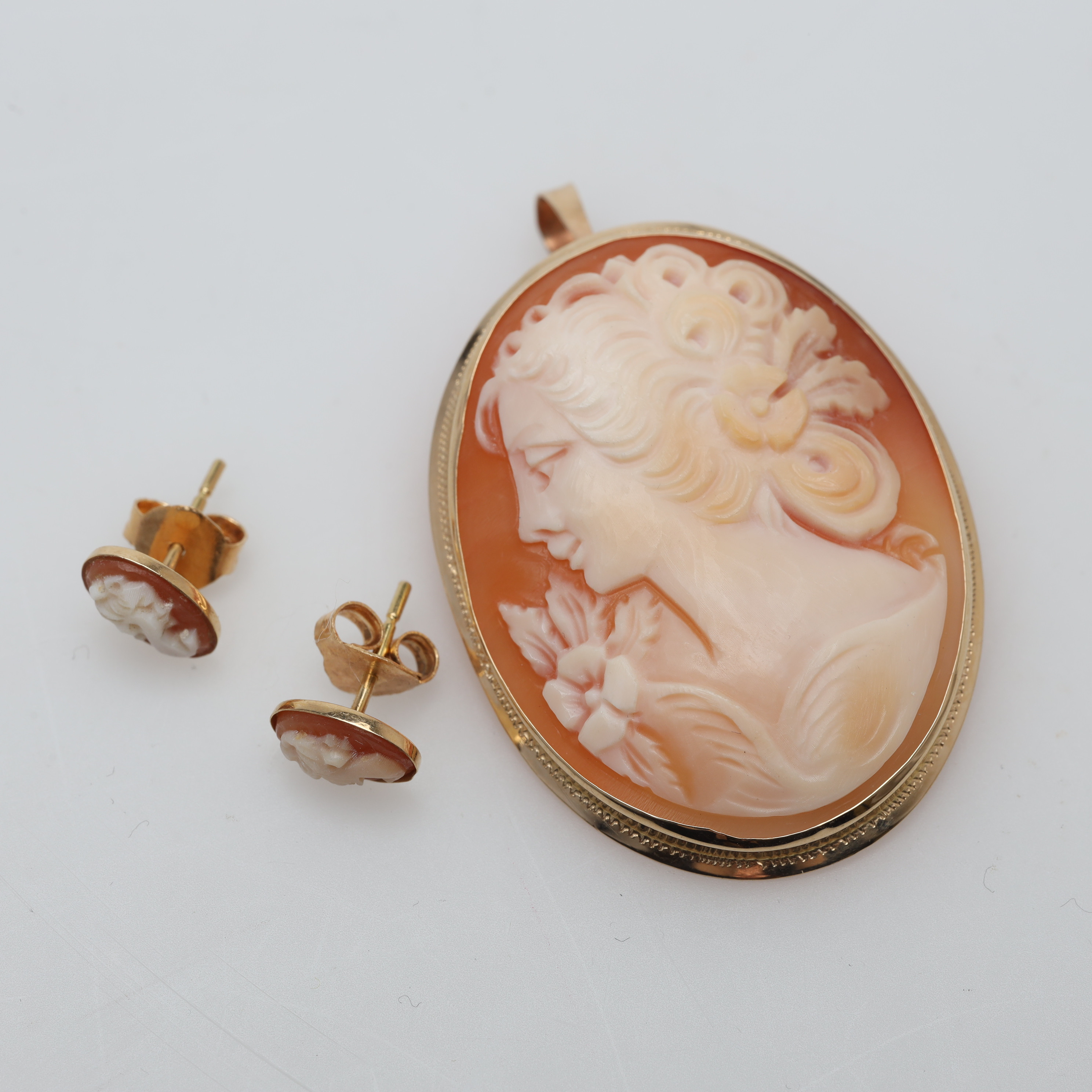 SMYCKEN 3 delar 14/18K guld, bruttovikt ca 6,9 gram.