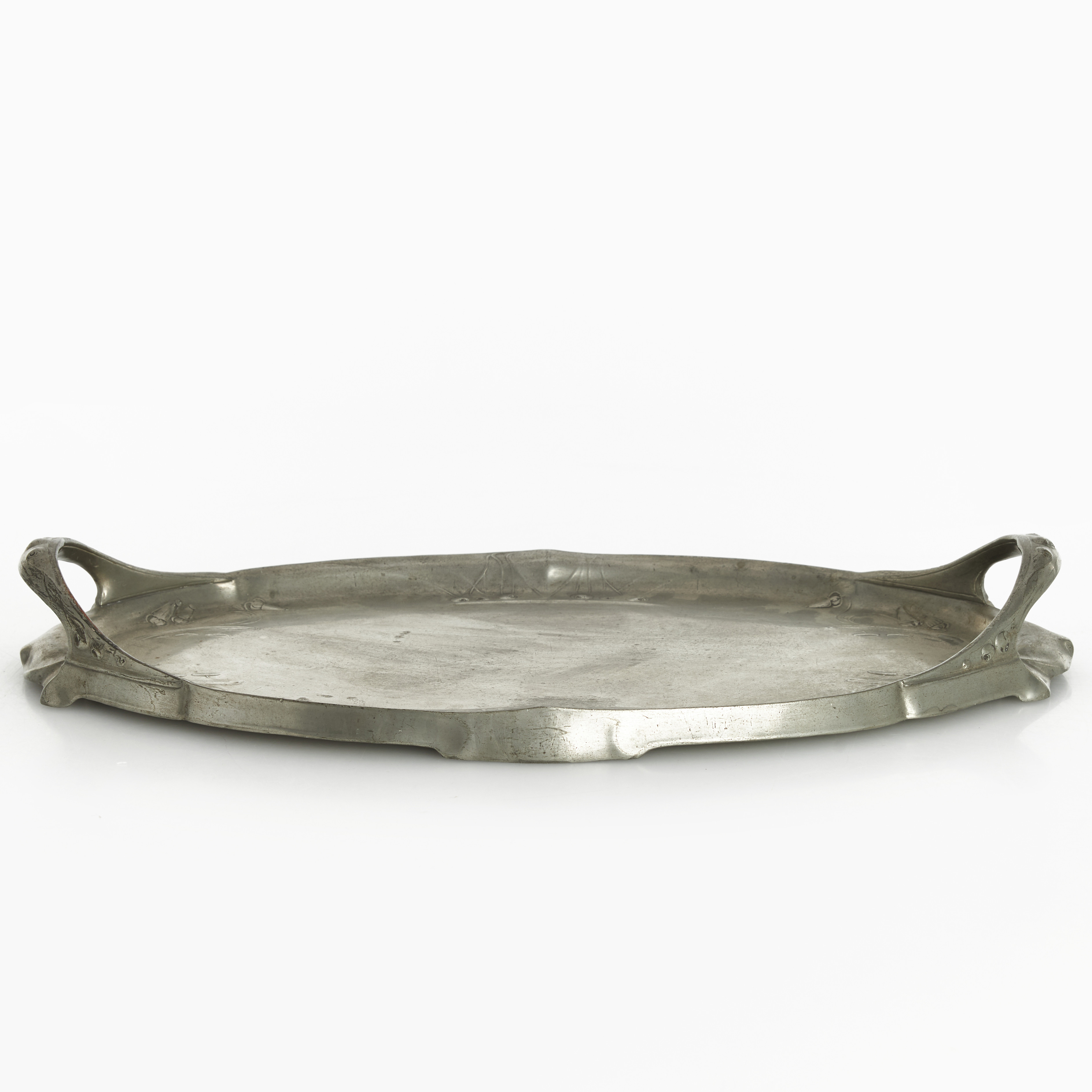 KAYSERZINN, bricka, tenn, Tyskland 1900-talets början, jugend, dekor av blomster i relief.