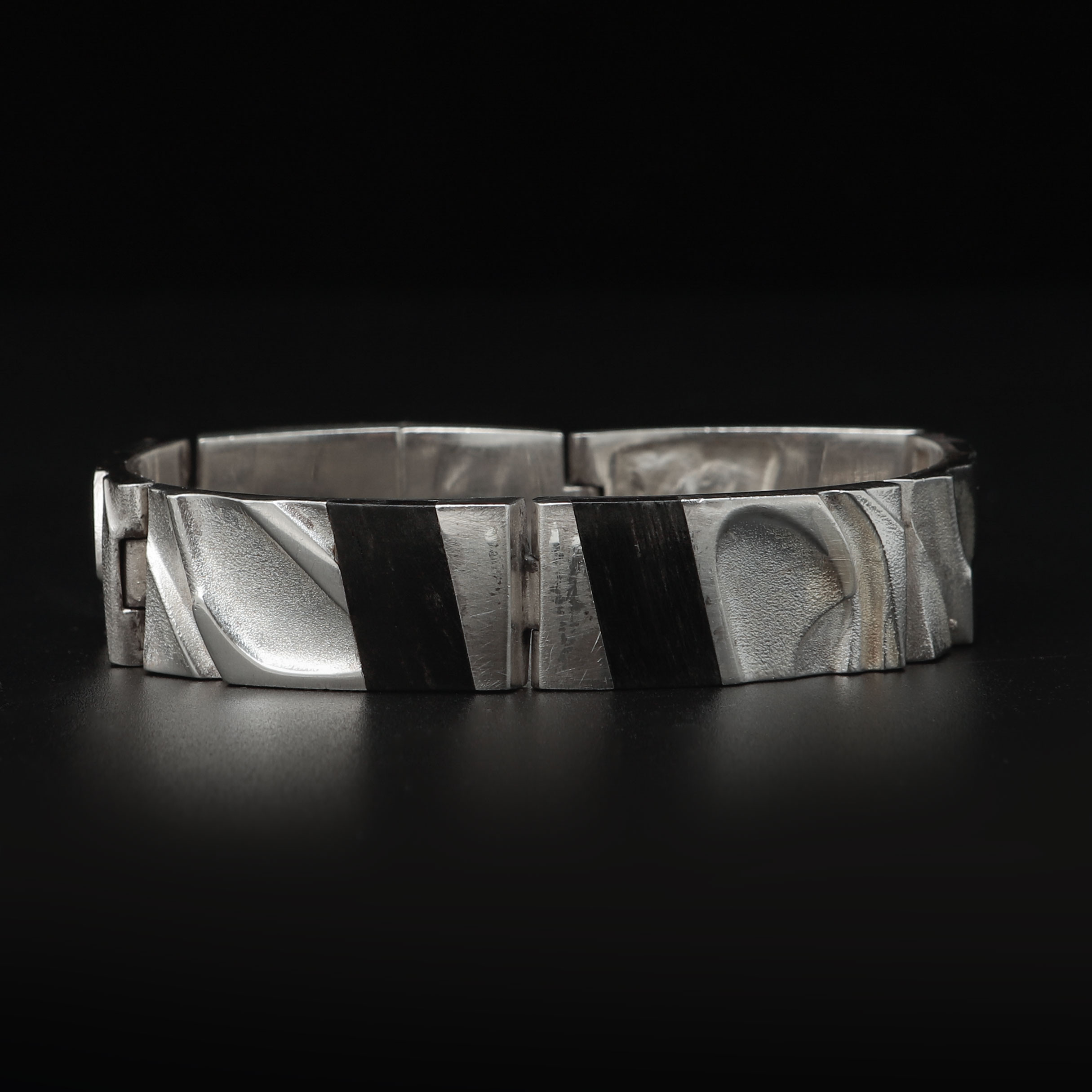 ZOLTAN POPOVITS. Armlänk, "Bantu", silver, ebenholts, Lapponia, 1995.