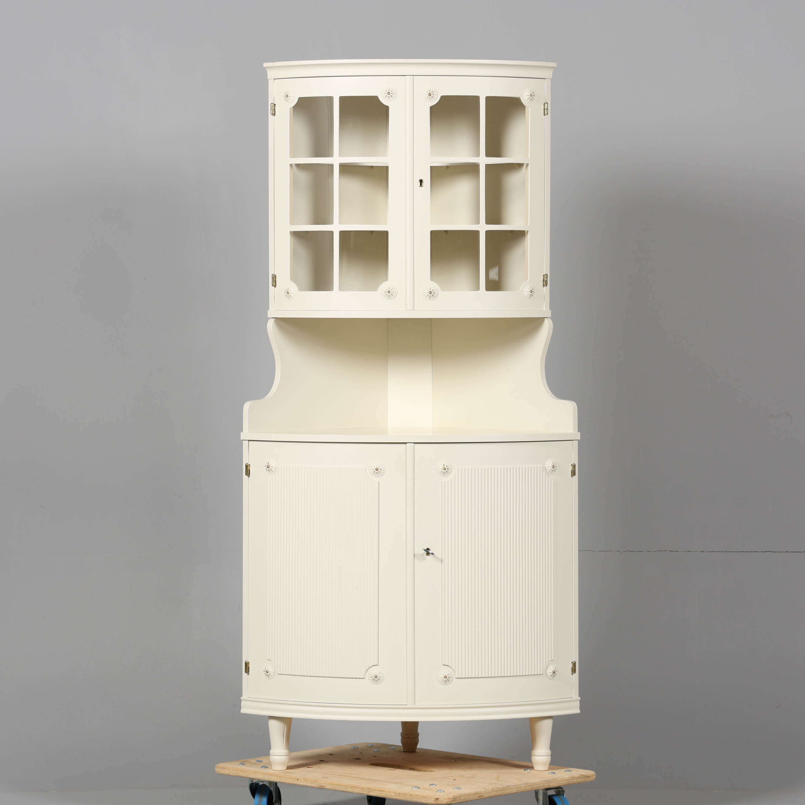 HÖRNSKÅP, med vitrinöverdel, gustaviansk stil, 1900-talets senare hälft.