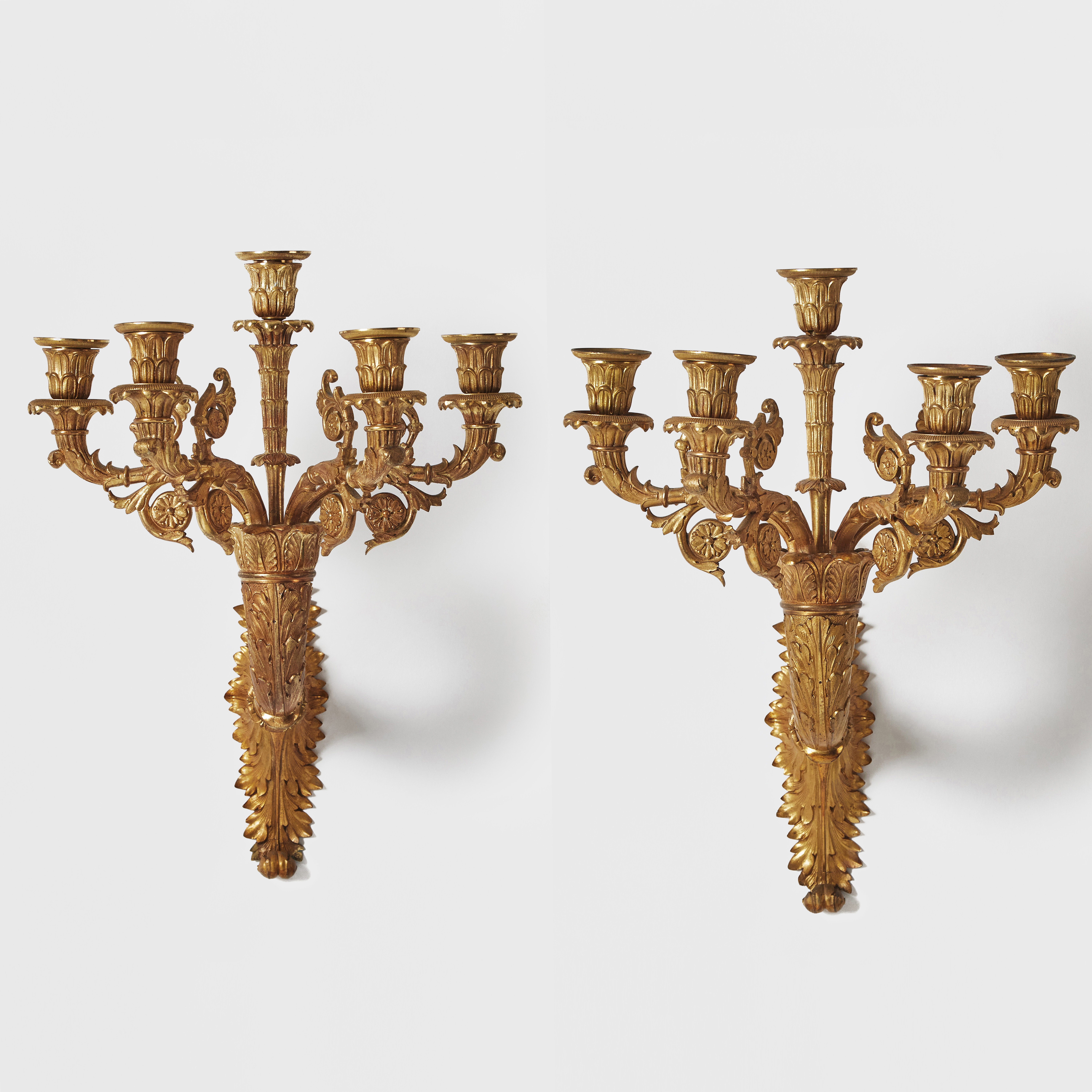 APPLIQUER, ett par, Louis-Philippe, Frankrike 1800-talets andra kvartal, för vardera fem ljus, brännförgylld brons.