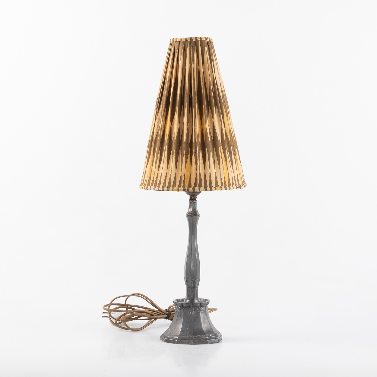 JUST ANDERSEN  (1884-1943). Bordslampa, discometall, Danmark, 1930-tal.