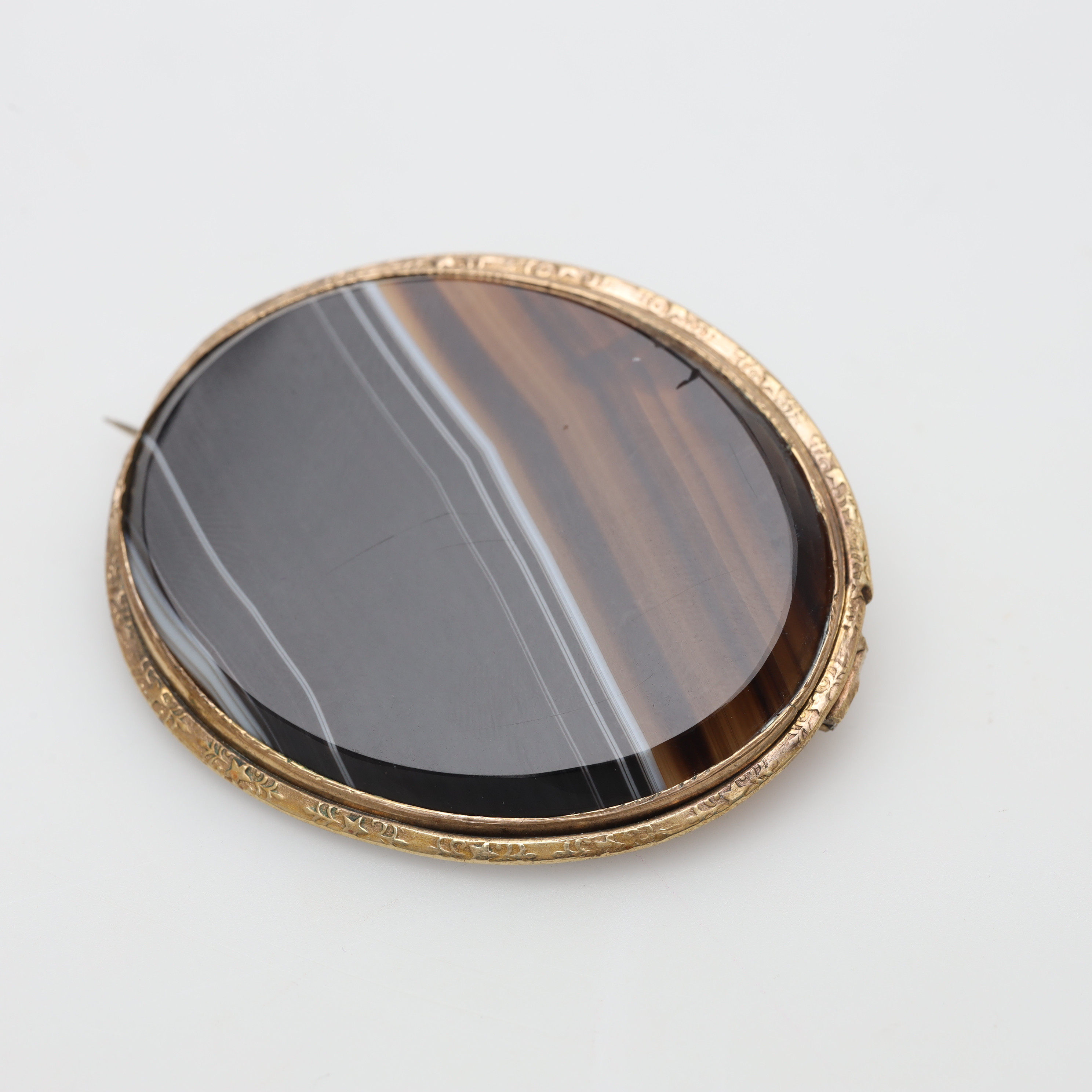 BROSCH, 8K guld, bruttovikt ca 14 gram.