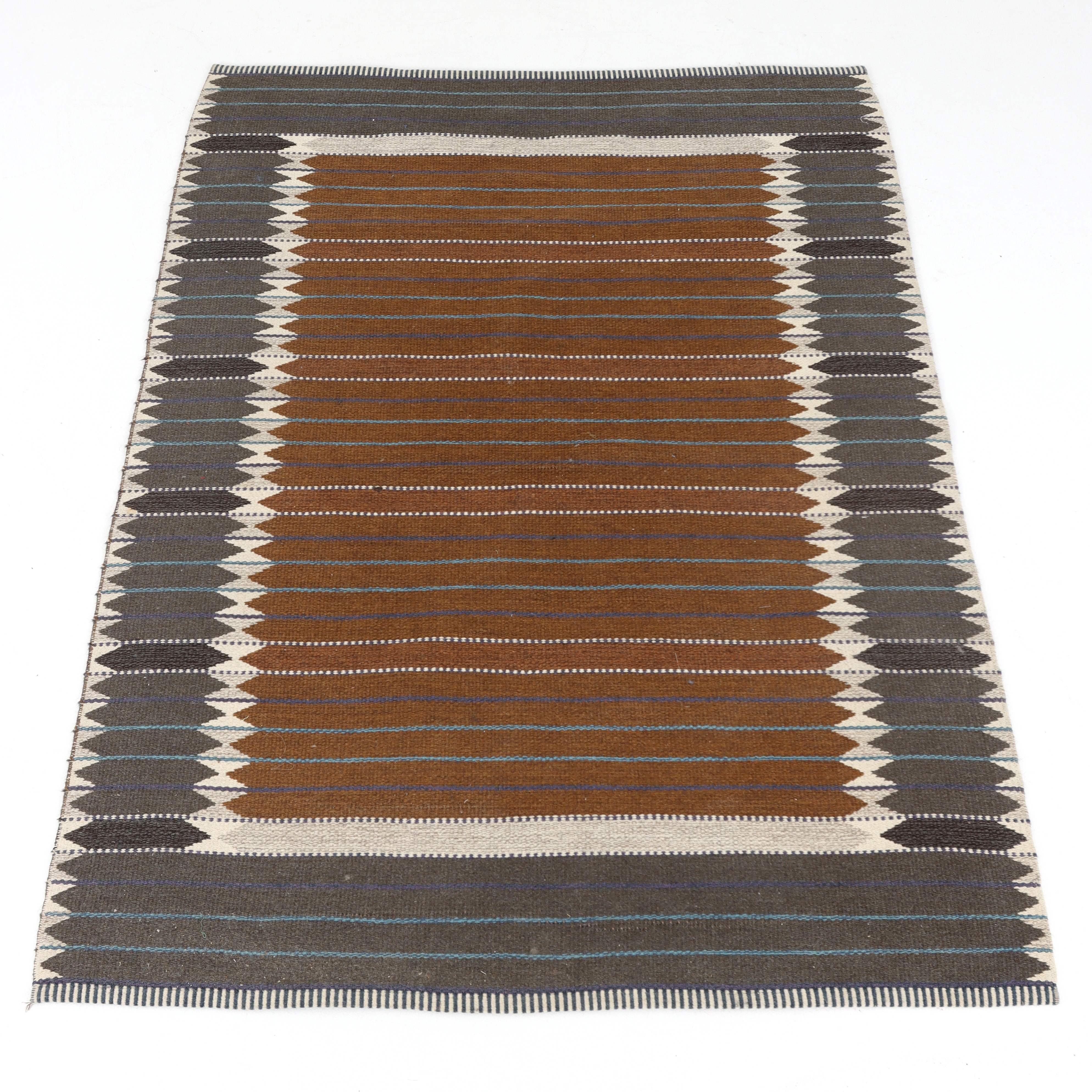 INGRID DESSAU. TILLSKRIVEN. Matta, dubbelsidig, dekor av bård i brunt mot beige och grå. spegel 194 x 141 cm.