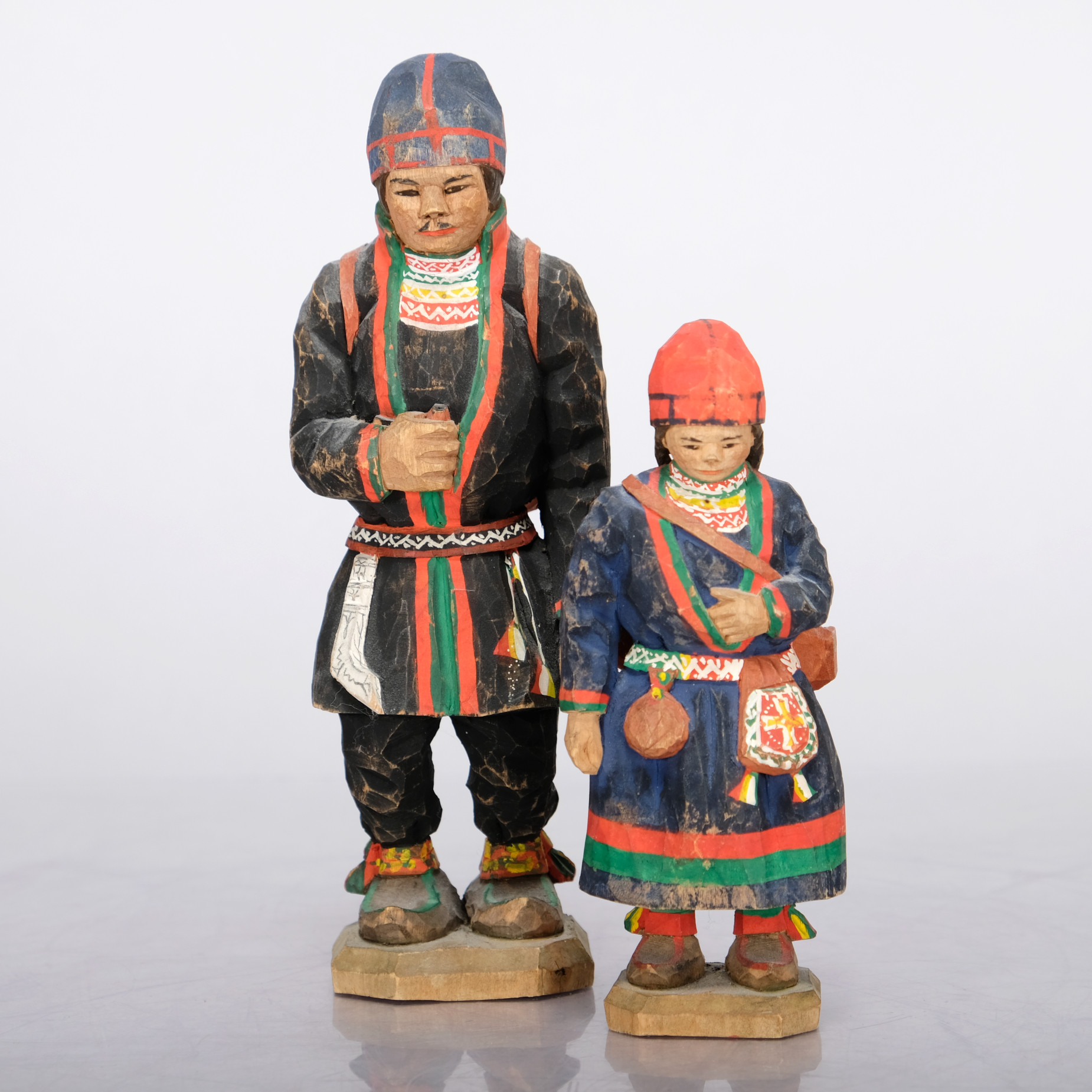 TORGBORG LINDBERG-KARLSSON. Skulpturer, bemålade träfigurer, 2 st.