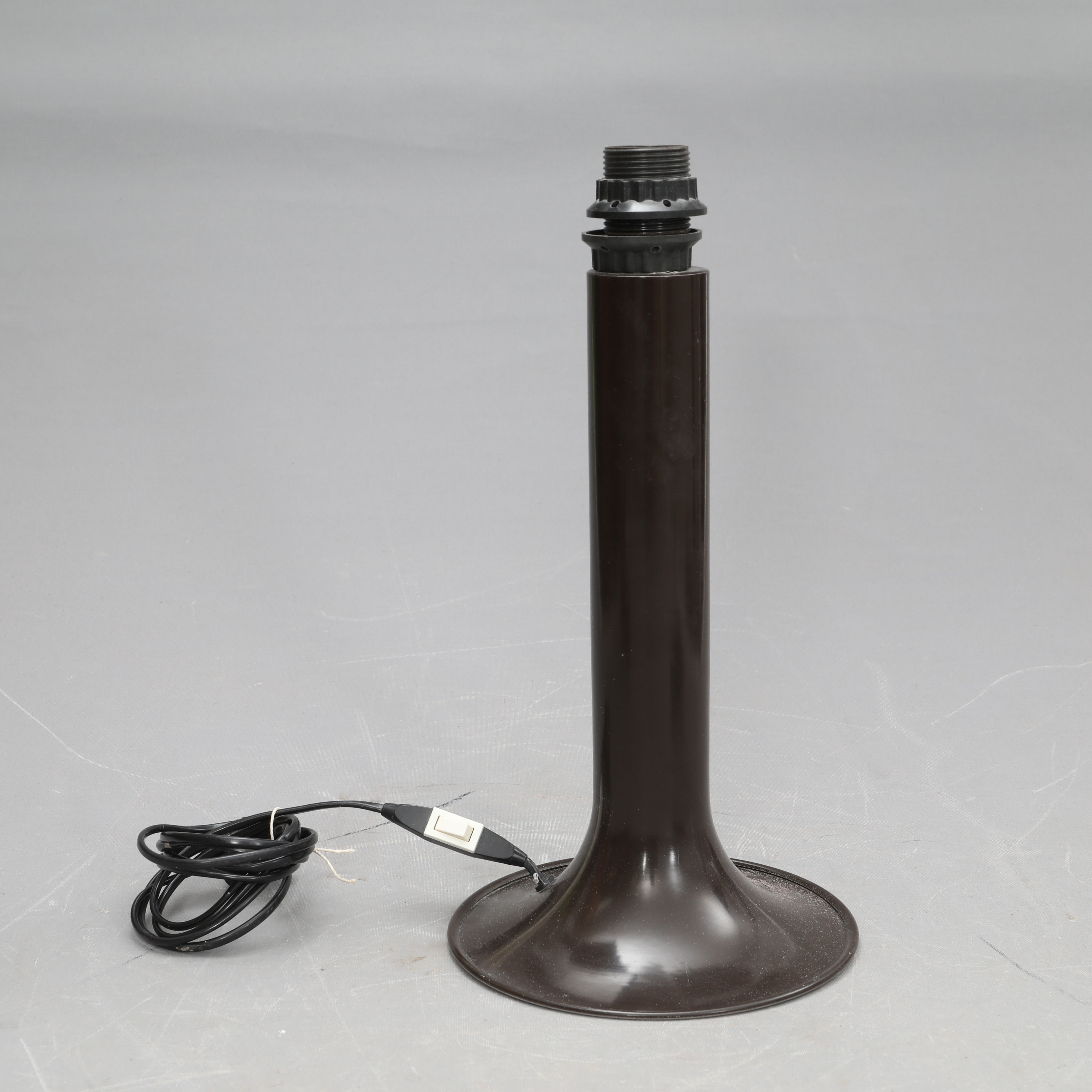 BORDSLAMPA, metall, 1900-talets andra hälft.