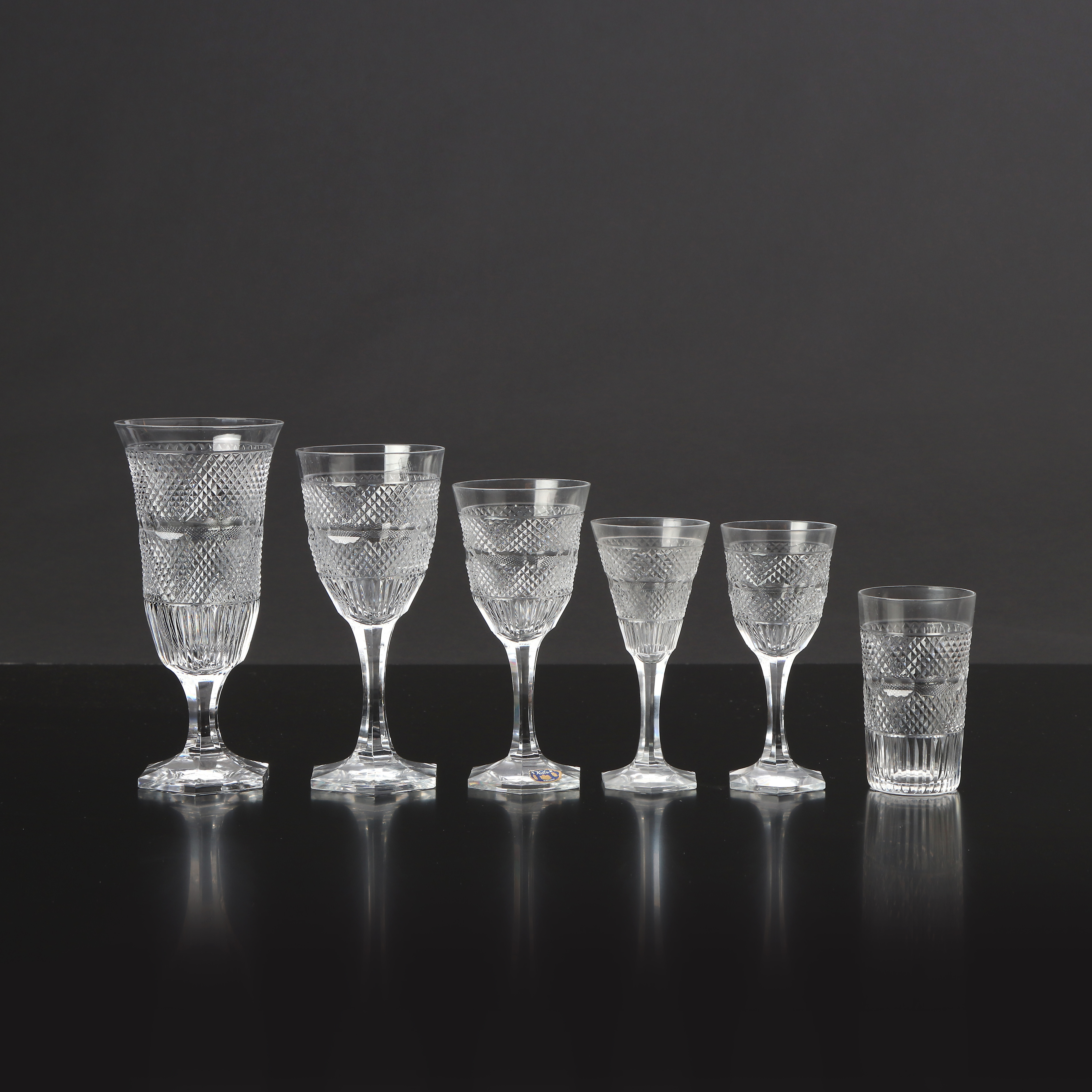 KOSTA, GLASSERVIS, 70 DELAR.Med slipad dekor. Enstaka delar etikettmärkta.