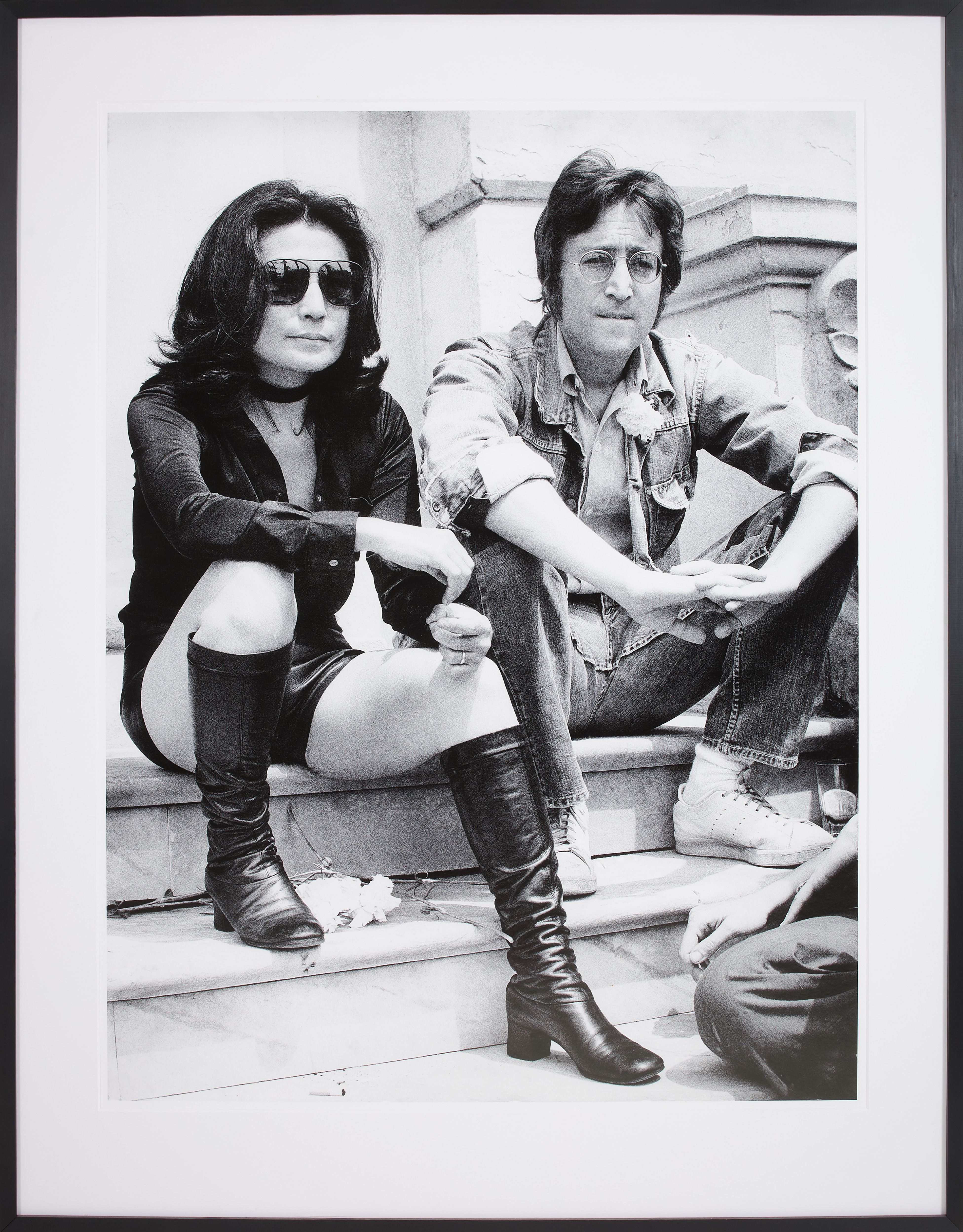 YOKO ONO & JOHN LENNON. Fotografi, fine art print, Niclas Bildarkiv, á verso med etikett, upplaga om 20 ex, detta nummer 2, daterad 2020.