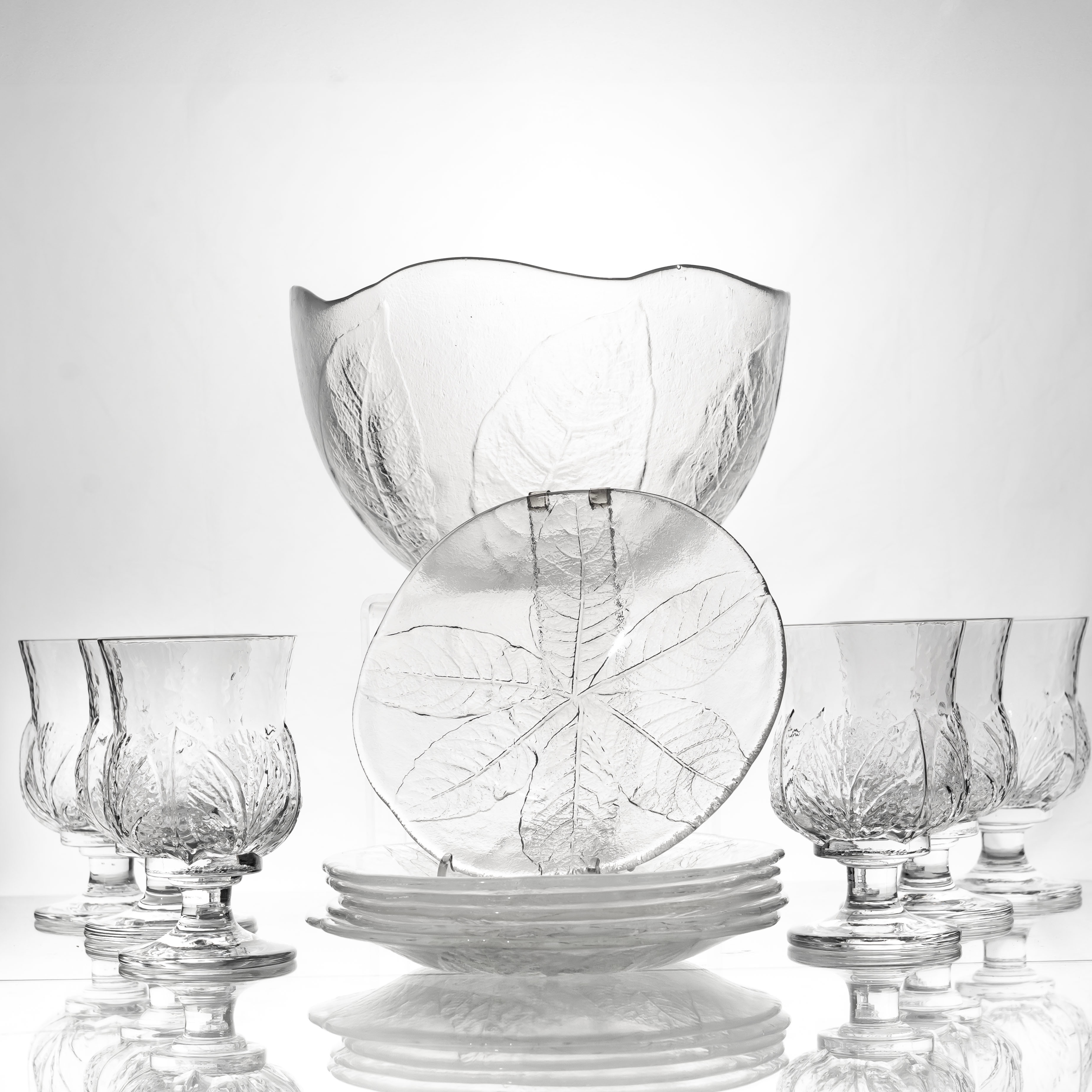 LARS HELLSTEN, GÖRAN WÄRFF. Samling glas & assietter 13-delar, Orrefors & Kosta Boda.