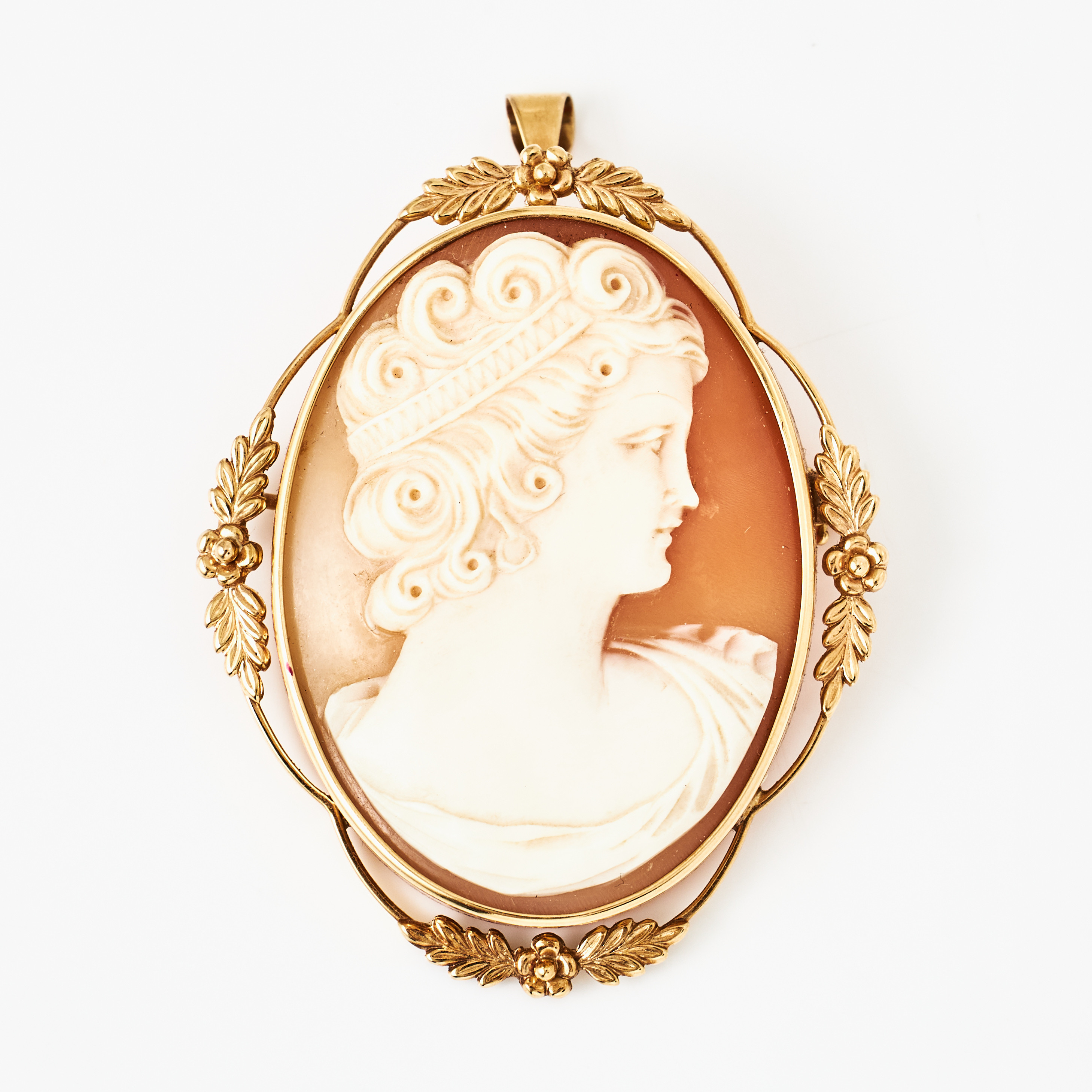 BROSCH/HÄNGE, 18 k guld, kamé, skuret snäckskal föreställande klassisk kvinnoprofil, ram med dekor av blad och blommor, Ge-Kå Smycken, G Kaplan, Stockholm 1949.