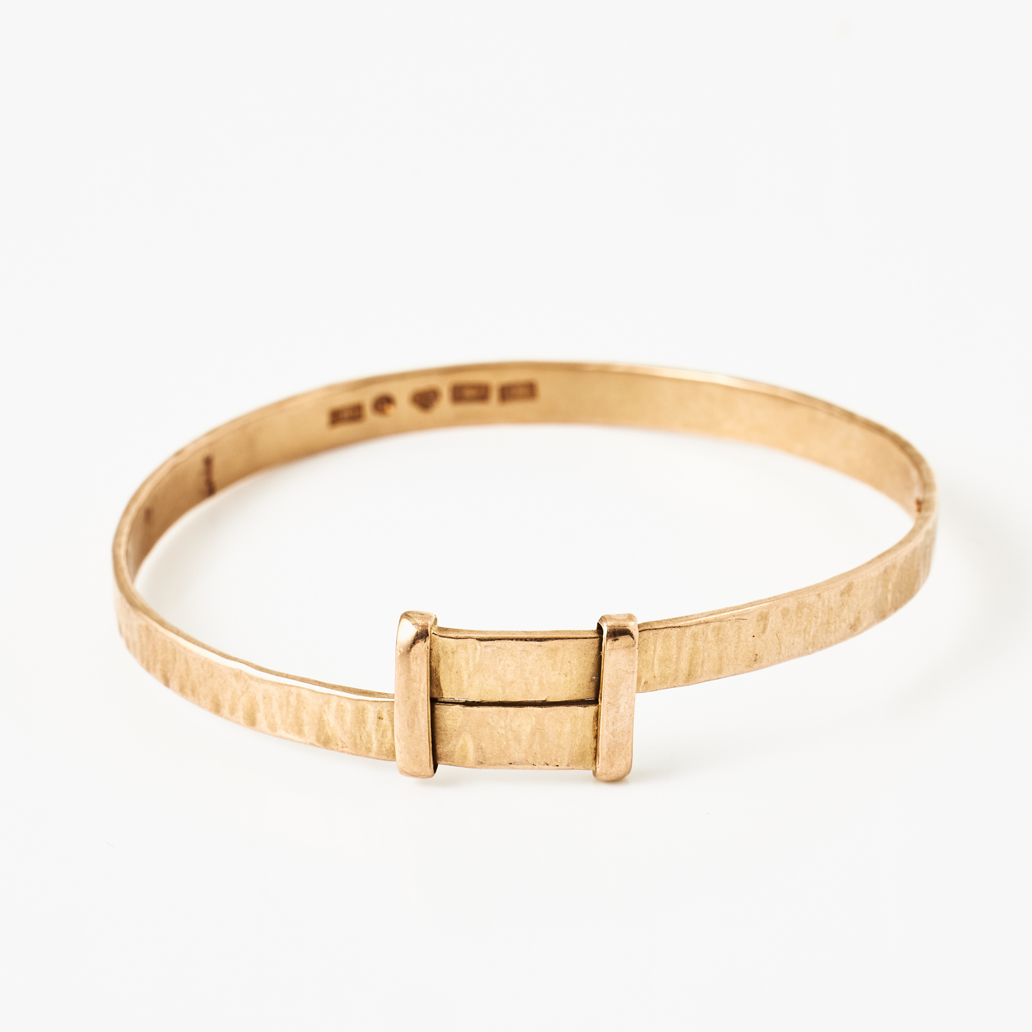 ARMRING, 18 k guld, hamrad dekor, Louise Viktorssons Guldsmedsv., Örebro 1977.