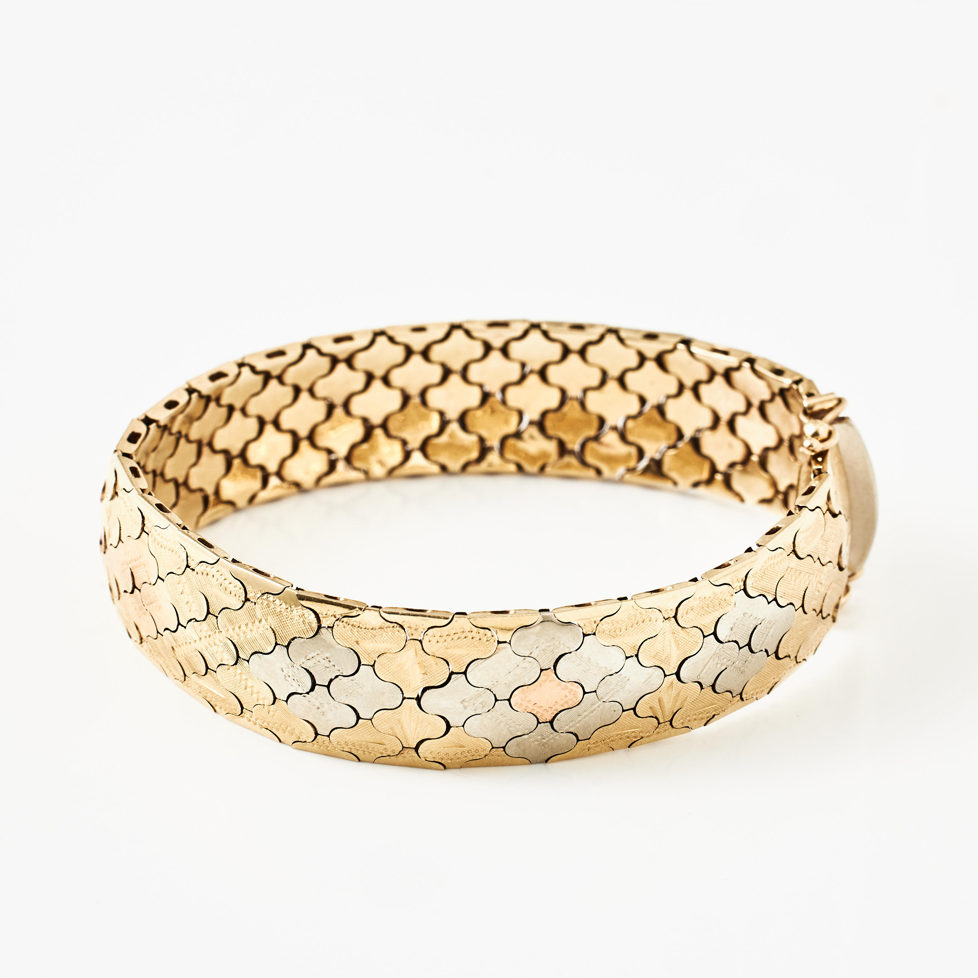 ARMBAND, 14 k trefärgat guld, trois couleurs, satinerat- och blankslipad dekor, troligen Italien, ca 1960/1970-tal.