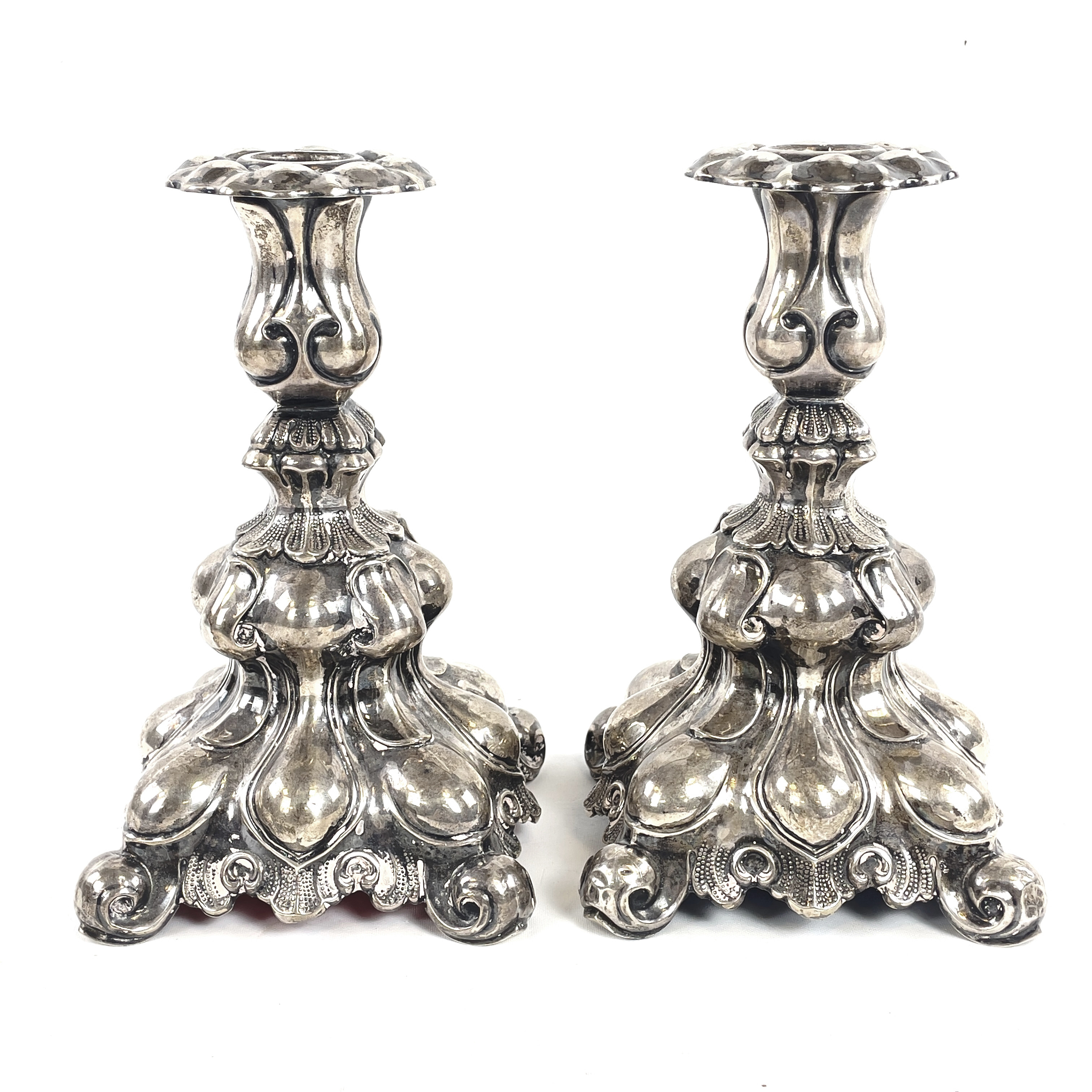 LJUSSTAKAR, ett par. Silver, rokokostil, Svedboms Guldsmeds Ab Hov, Vetlanda, 1952/1954.