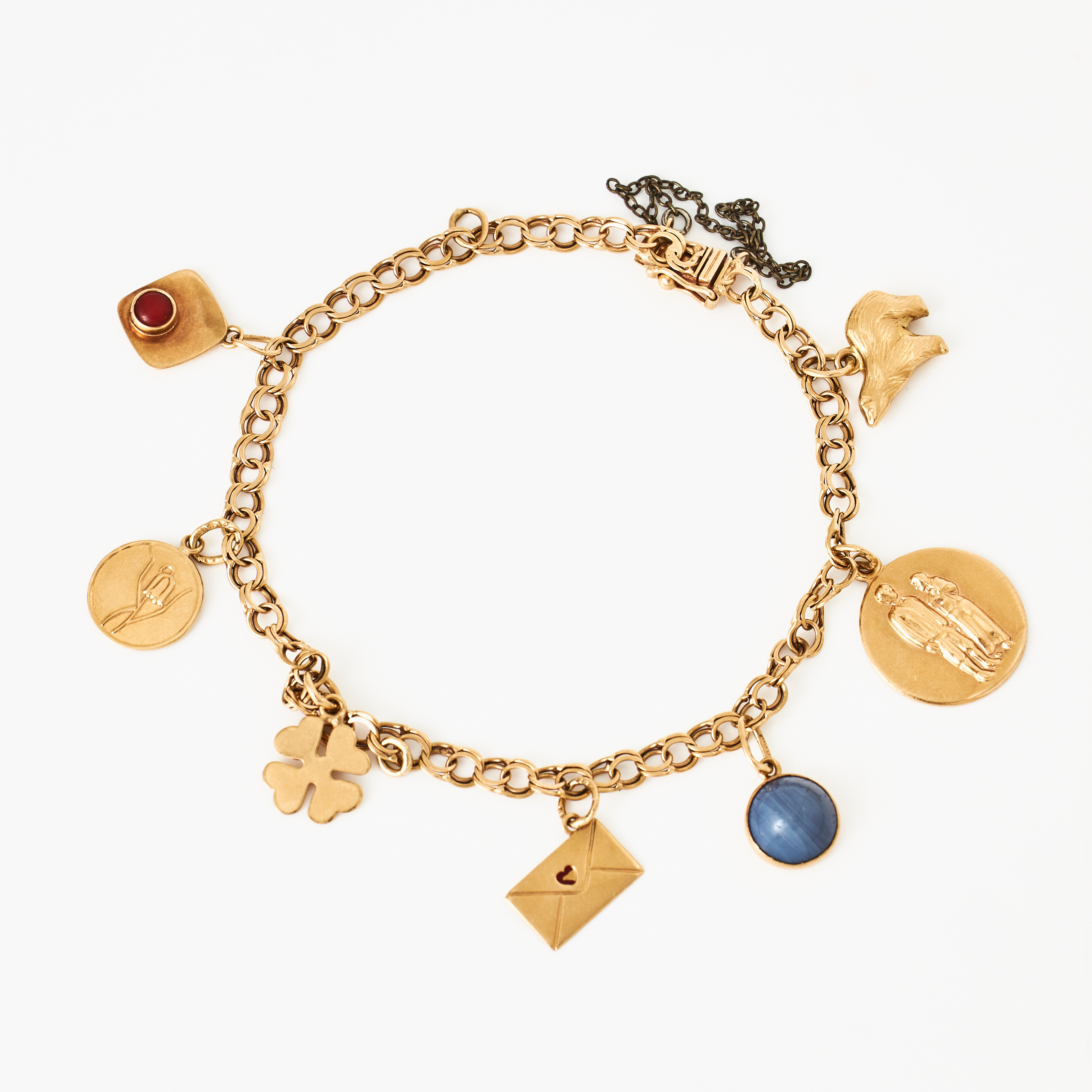 ARMBAND, 18 k guld, Bismarck, med berlocker, bl a föreställande isbjörn, kärleksbrev, fyrklöver, Svenskt Guldbijouteri, Georg W Wahlström, Stockholm 1950.