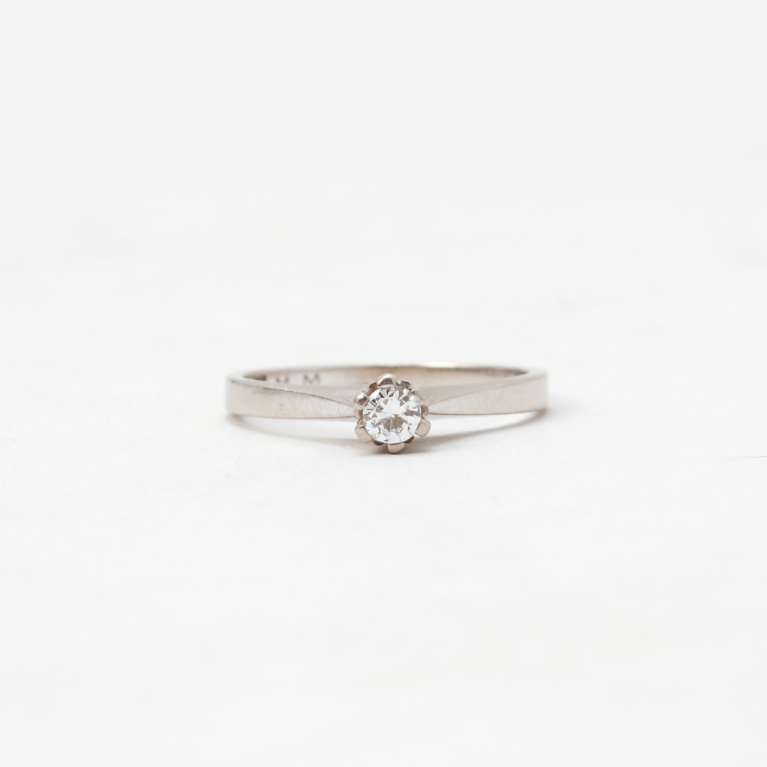 RING, 18k vitguld, briljantslipad diamant 0,12ct, vikt ca 2,6 gram.