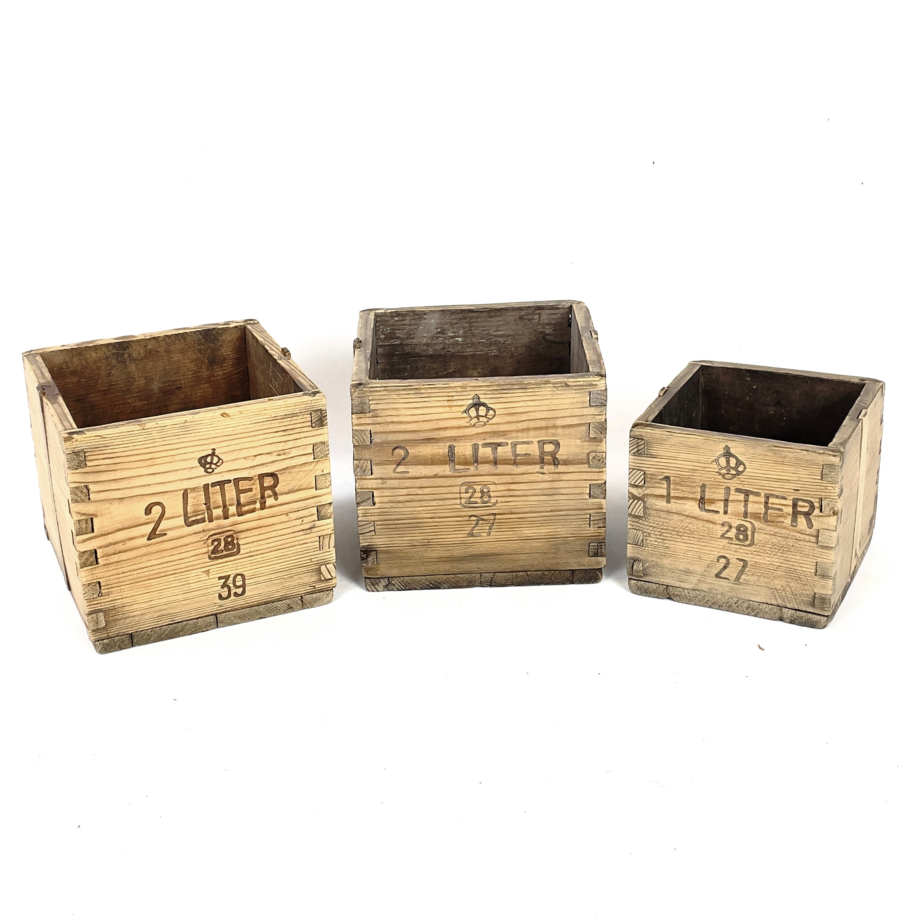 KRÖNTA MÅTT, 3 st. Trä, allmoge, 1800-tal.