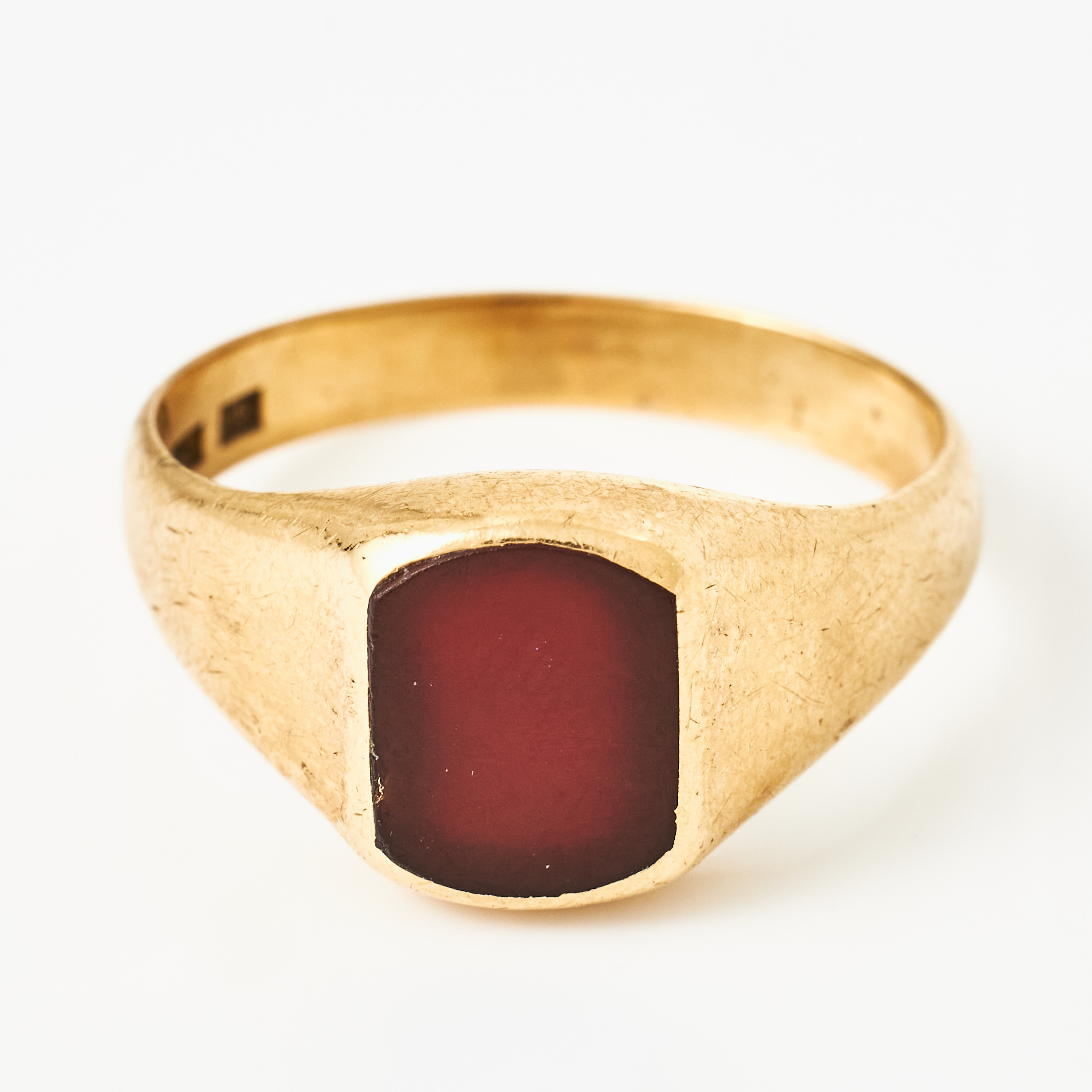 KLACKRING, 18 k guld, planslipad karneol, Emil Cedrins Eftr. Örebro 1956.