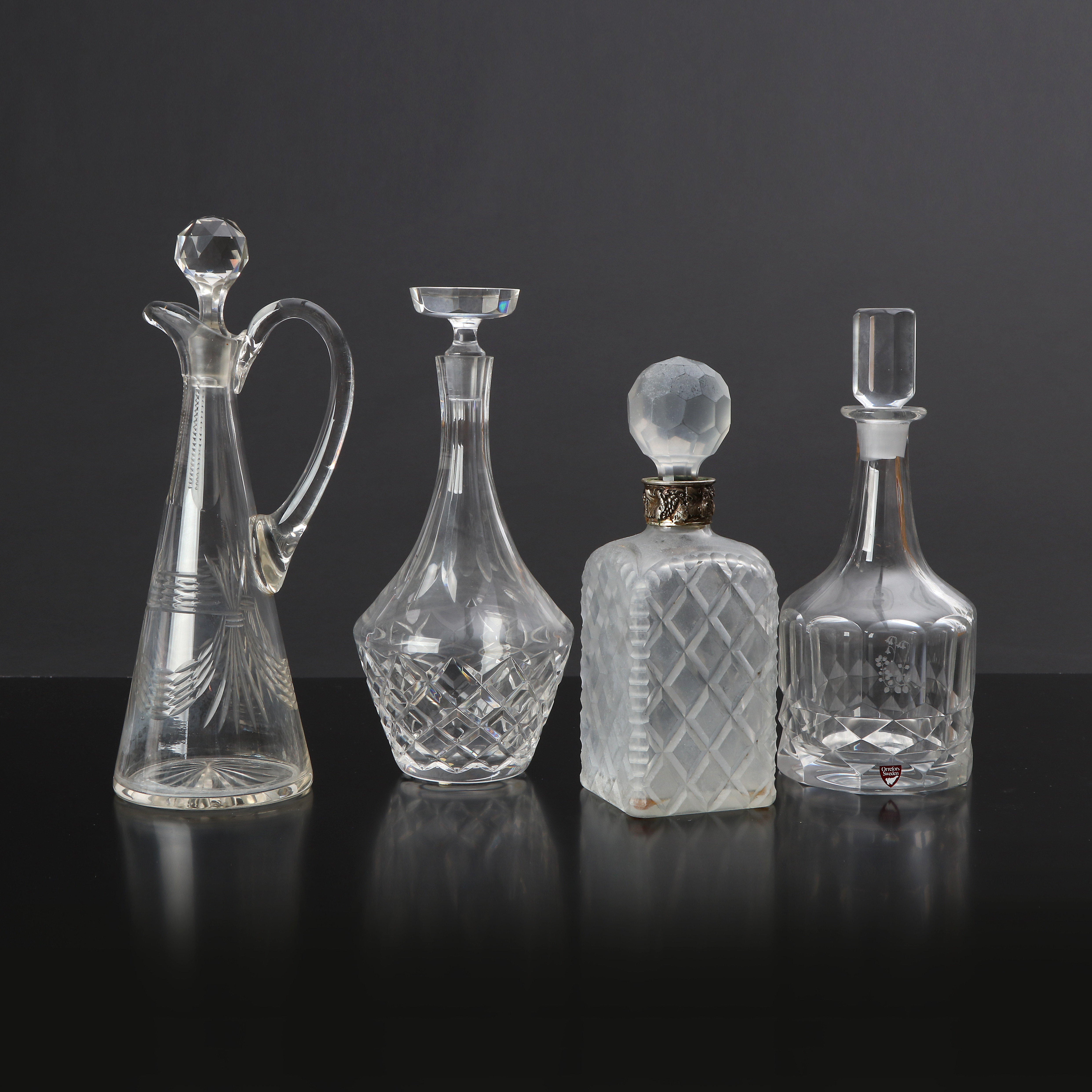 KARAFFER, FYRA ST. Glas. Bl.a. Orrefors. 1900-tal.