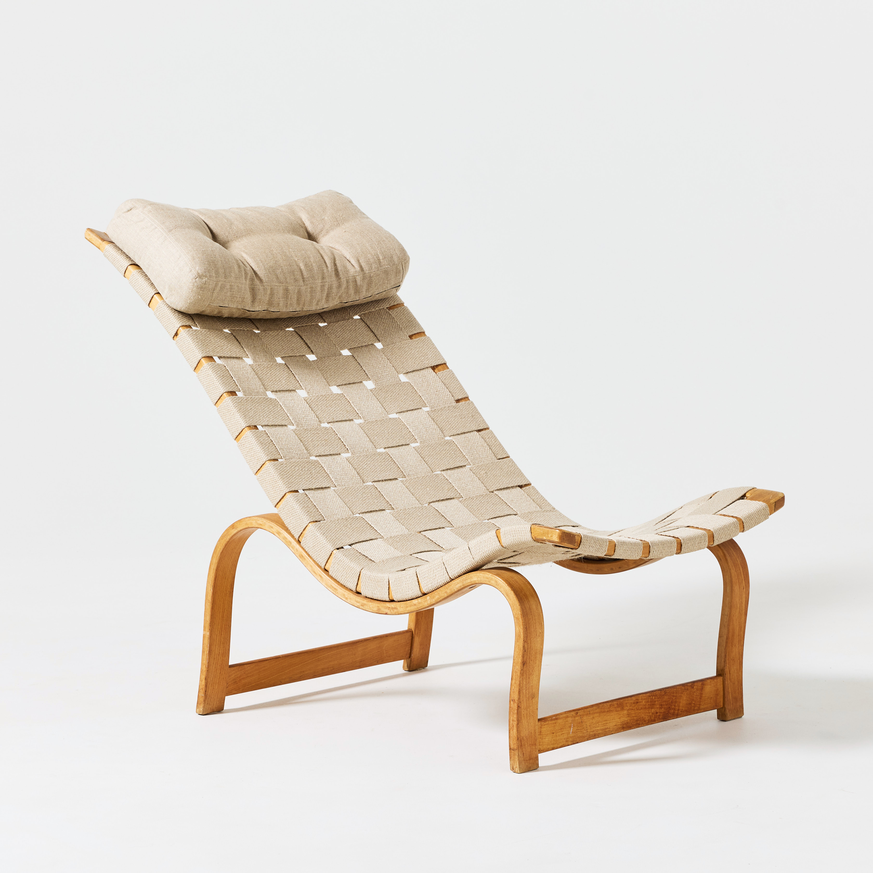 BRUNO MATHSSON. "Vilstol Nr. 36", fåtölj, Firma Karl Mathsson, Värnamo 1938, skiktlimmad björk, klädd i sekundär sadelgjord.