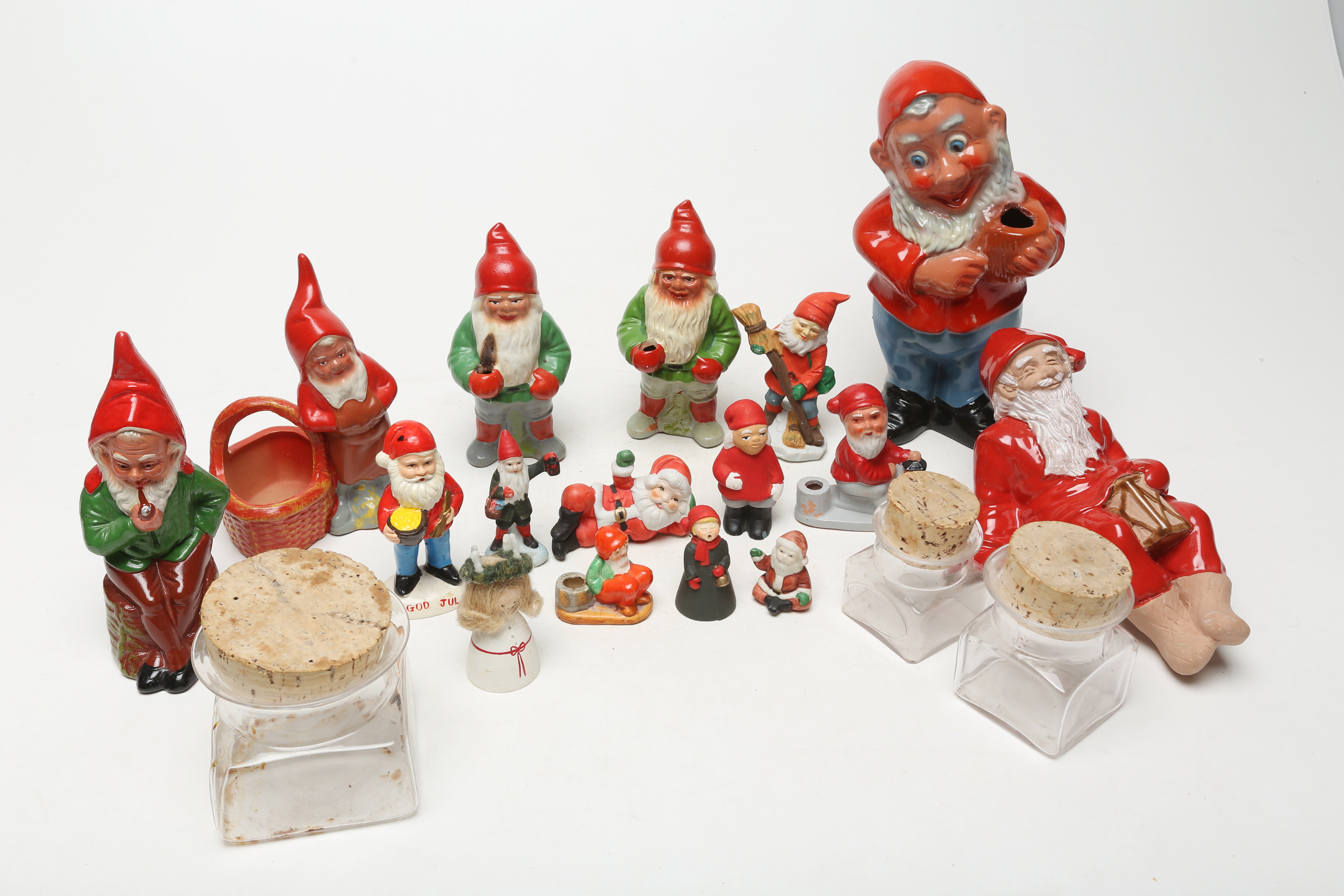 TOMTAR, KERAMIK och GLASBURKAR 3 st, bland annat S P-Melin.