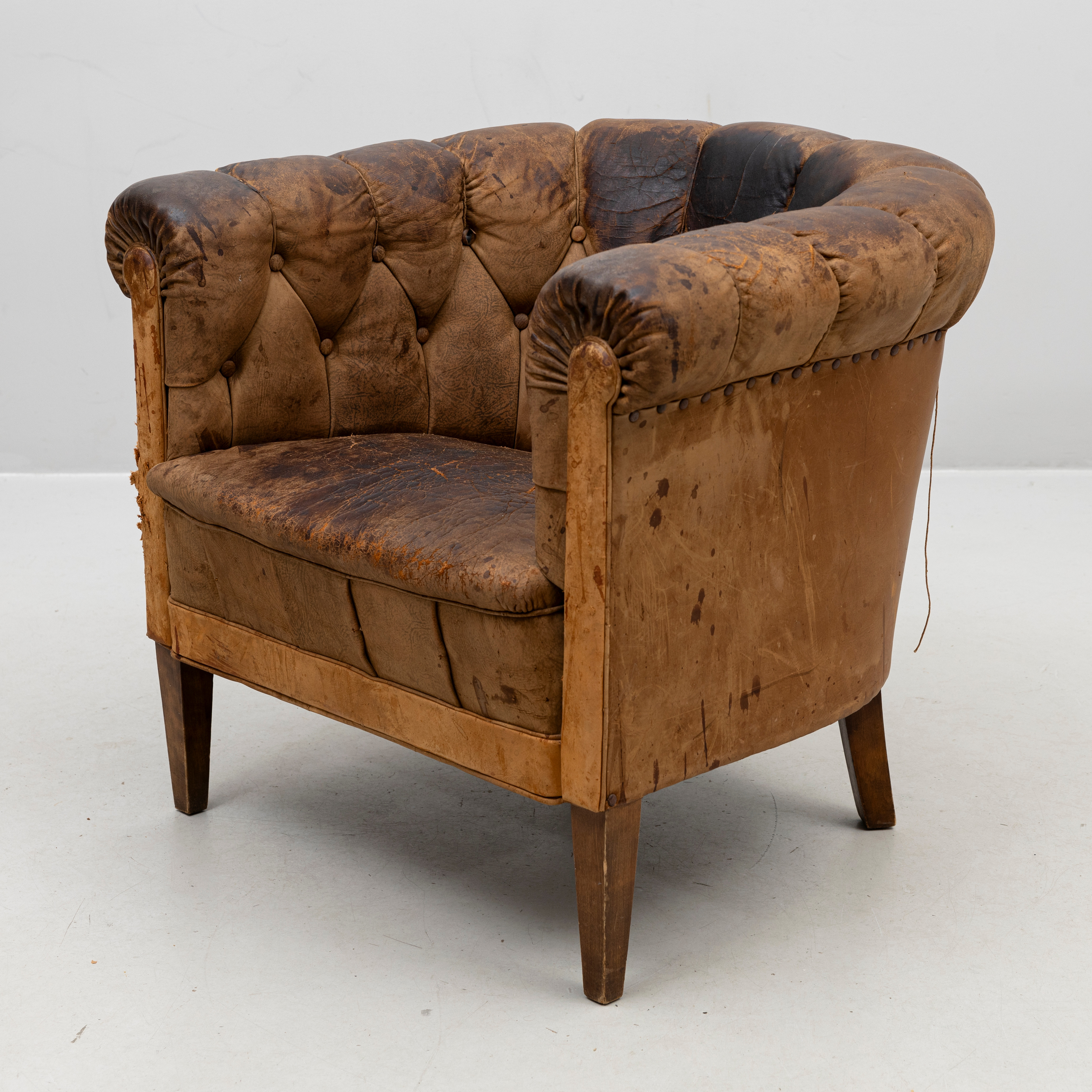 CLUBFÅTÖLJ, skinn, 1900-talets första hälft.