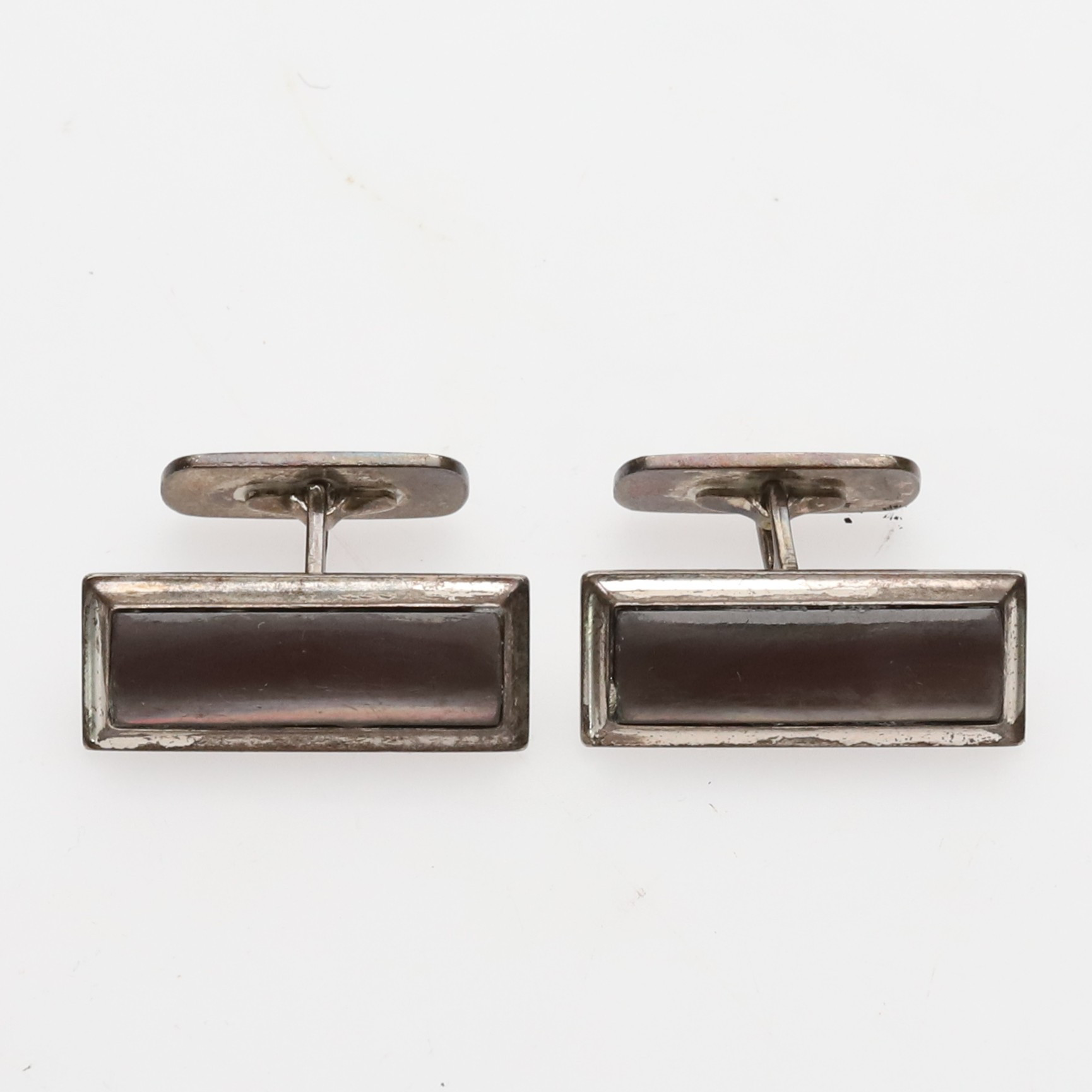 Manschettknappar av silver.