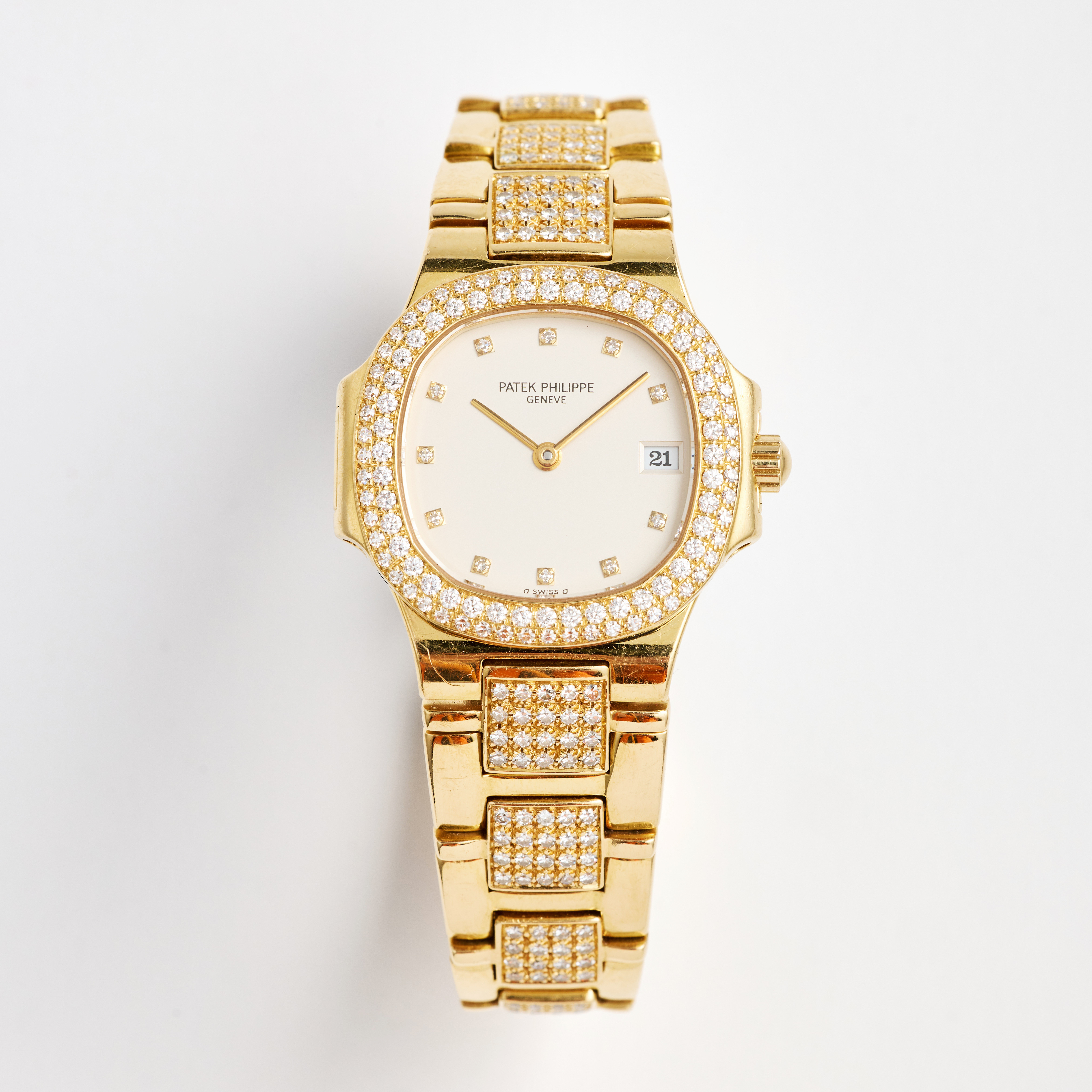 PATEK PHILIPPE, Nautilus, armbandsur, 24,5 x 24,5 (27) mm, 18K guld, ca 1994.