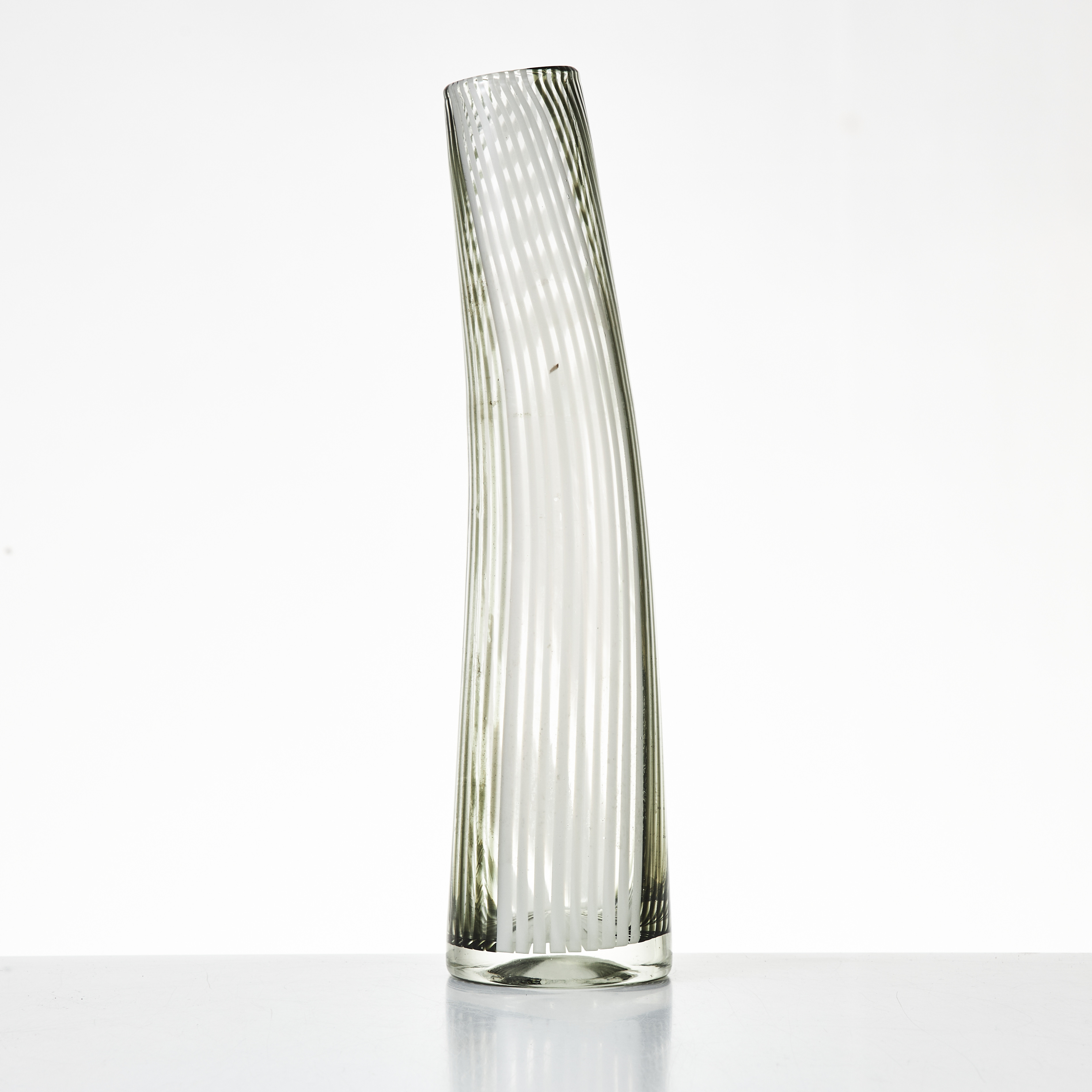 DINO MARTENS, tillskriven, vas, Murano, glas med dekor av filigranränder.