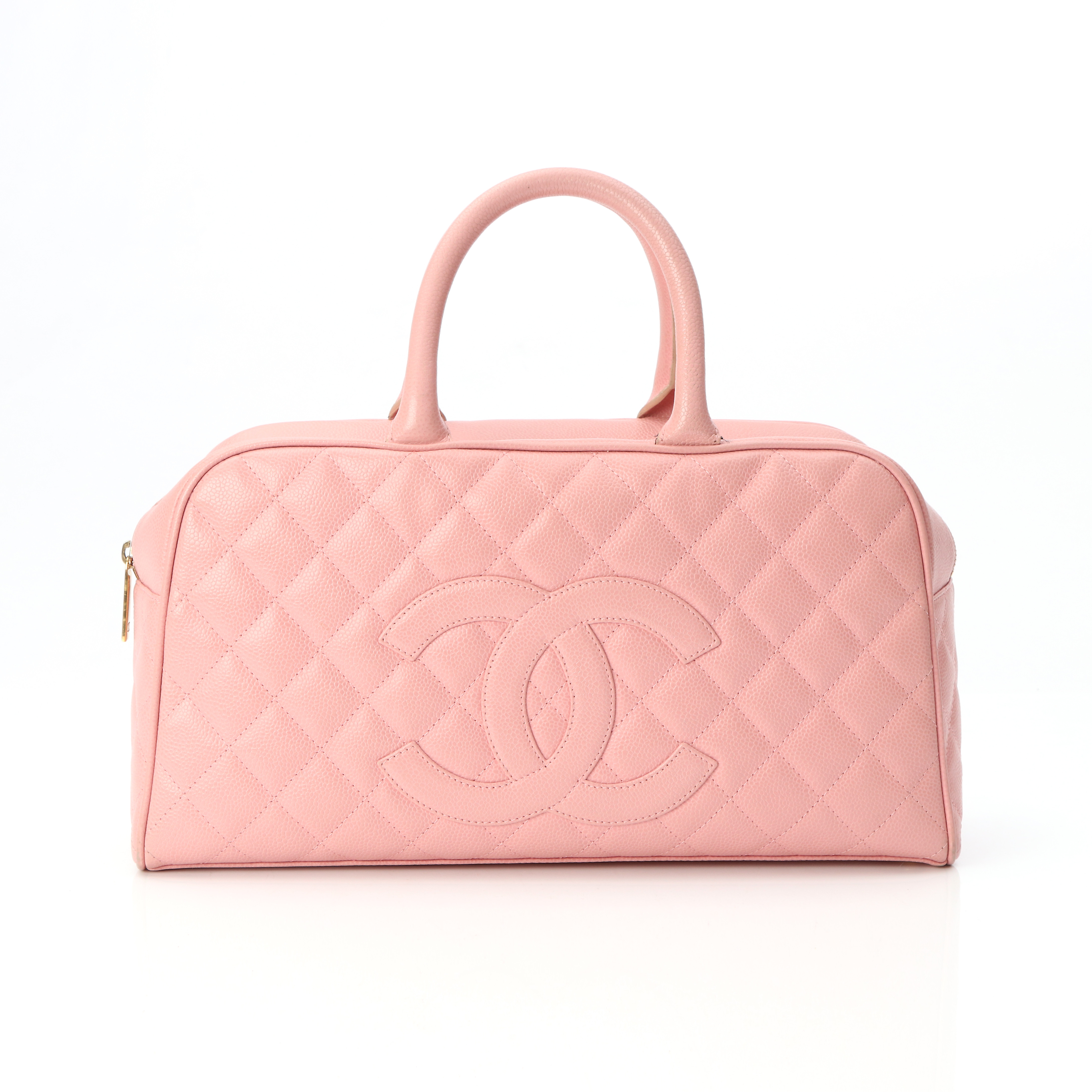 CHANEL, LARGE CAVIAR SKIN PINK BOWLER BAG. Bubbelgumsrosa quiltat s.k. Caviarskinn med guldfärgade metalldetaljer.
