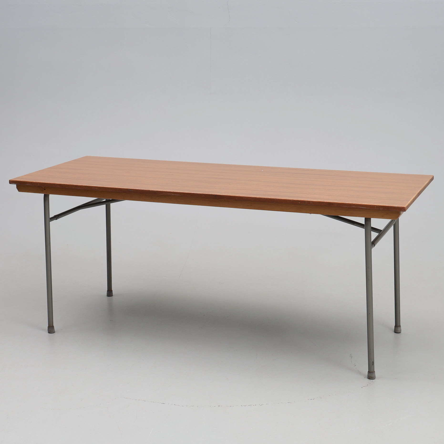 FÄLLBORD. Trä och metall.