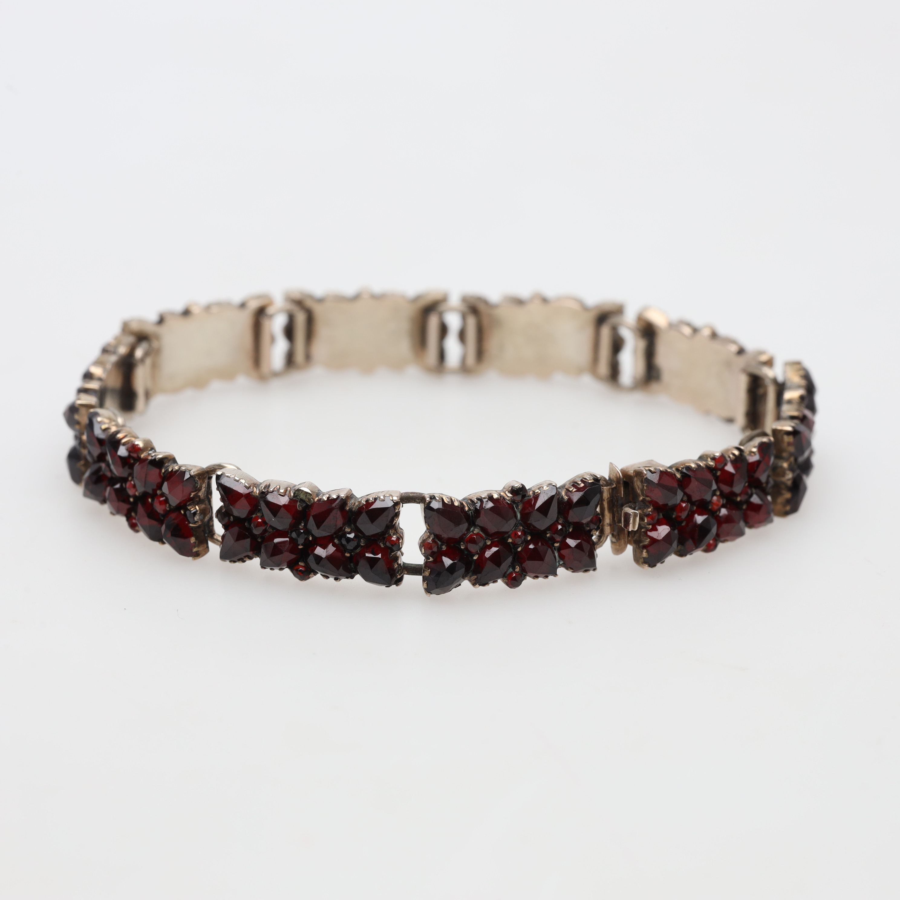 ARMBAND, metall, granater, vikt ca 12,8 gram.