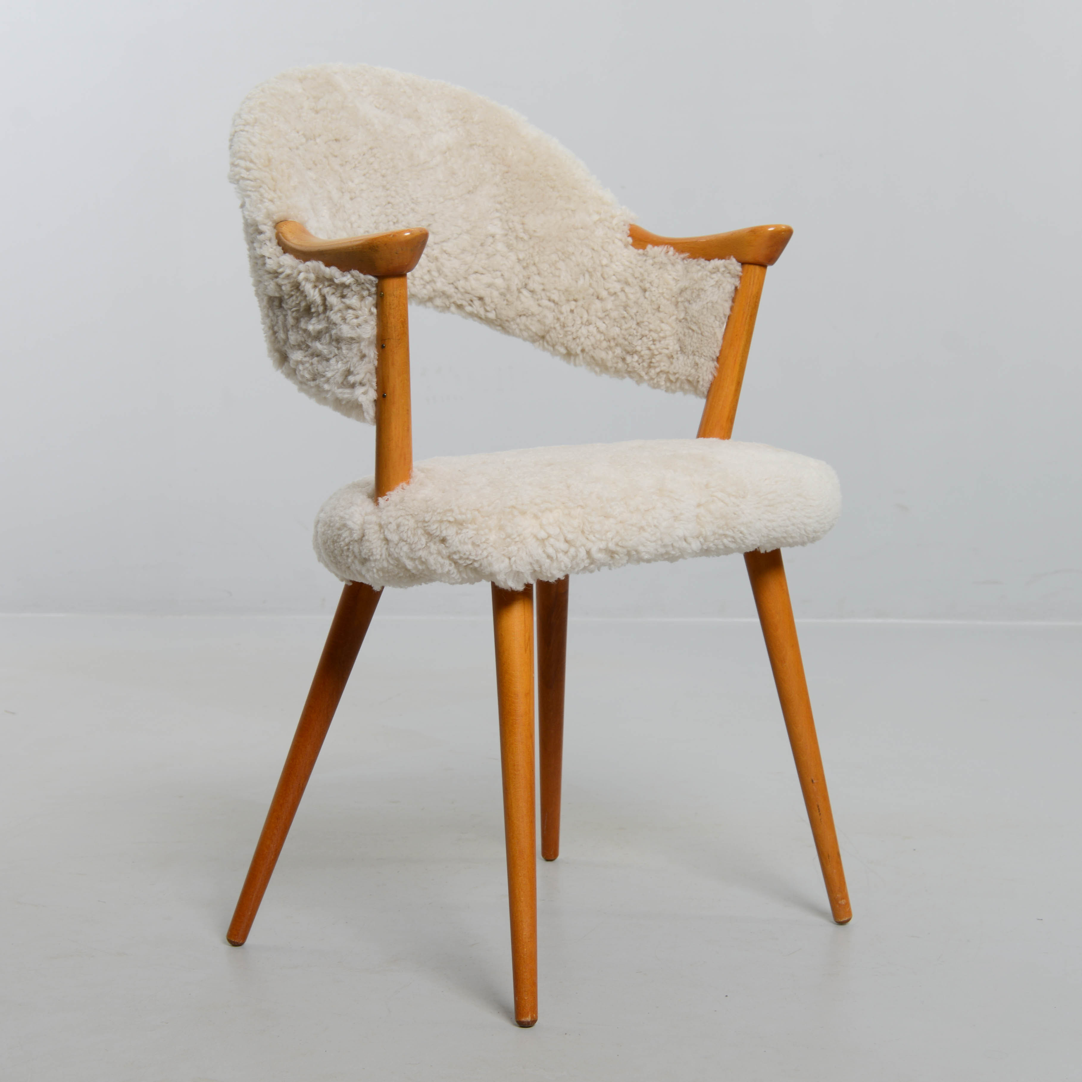 KARMSTOL, fårskinnsklädsel, 1940-tal.