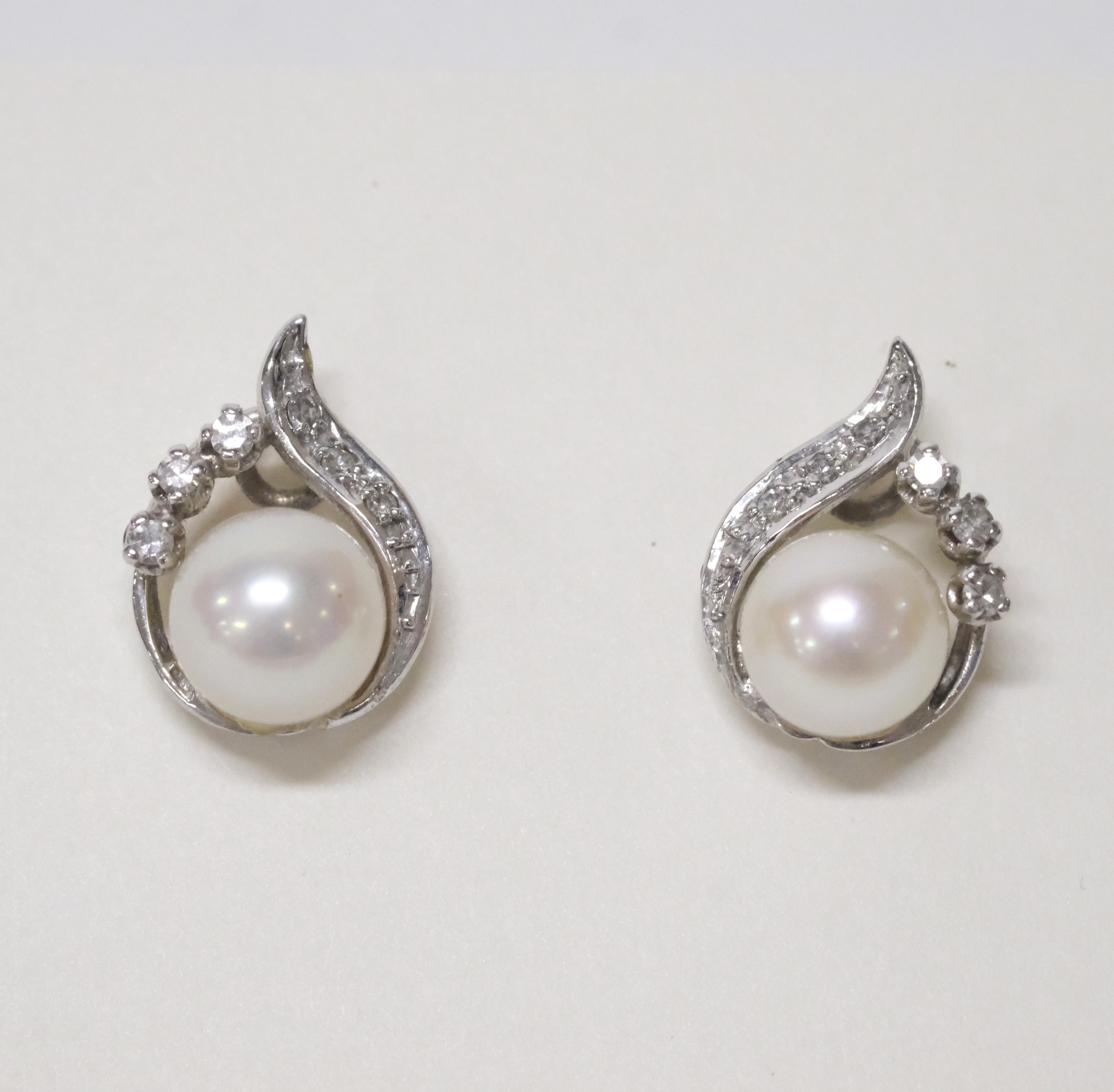 ÖRHÄNGEN, ETT PAR MED DIAMANTER OCH PÄRLOR. 18K VITTGULD.