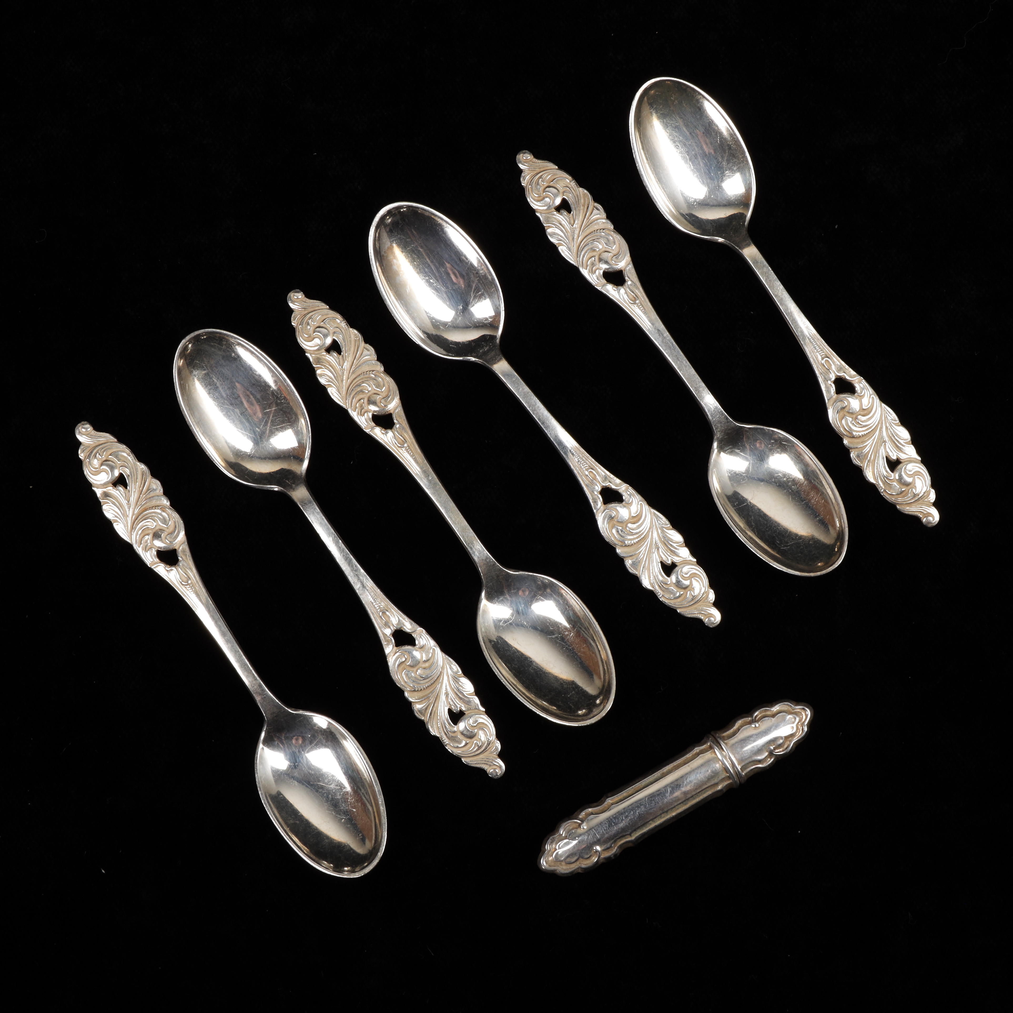 KAFFESKEDAR OCH NÅLDOSA, silver, totalvikt 61 gram.