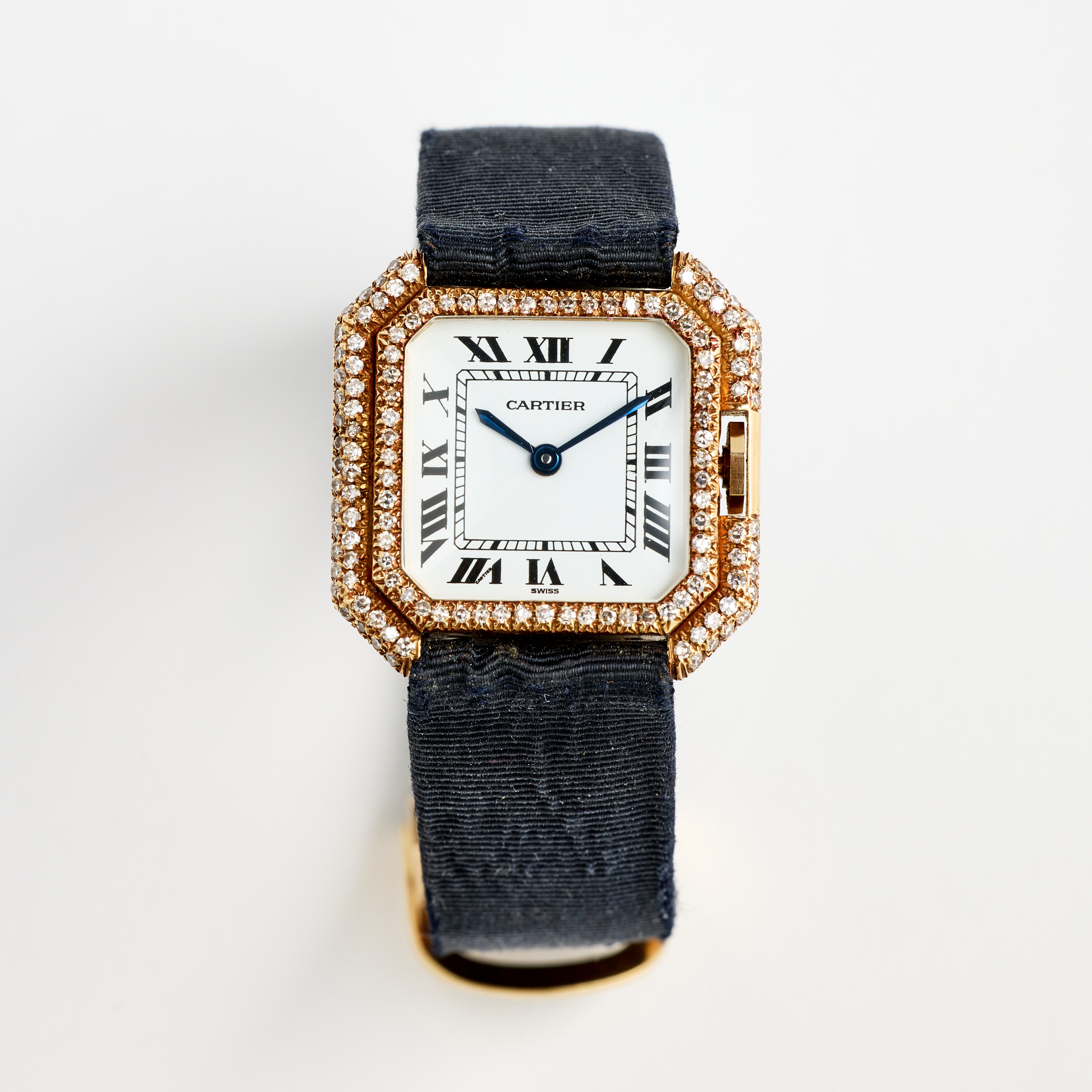 CARTIER, Ceinture, armbandsur, 24,5 x 20 (24,5) mm, 18K guld, briljantkrans (127 st), ca 1975.