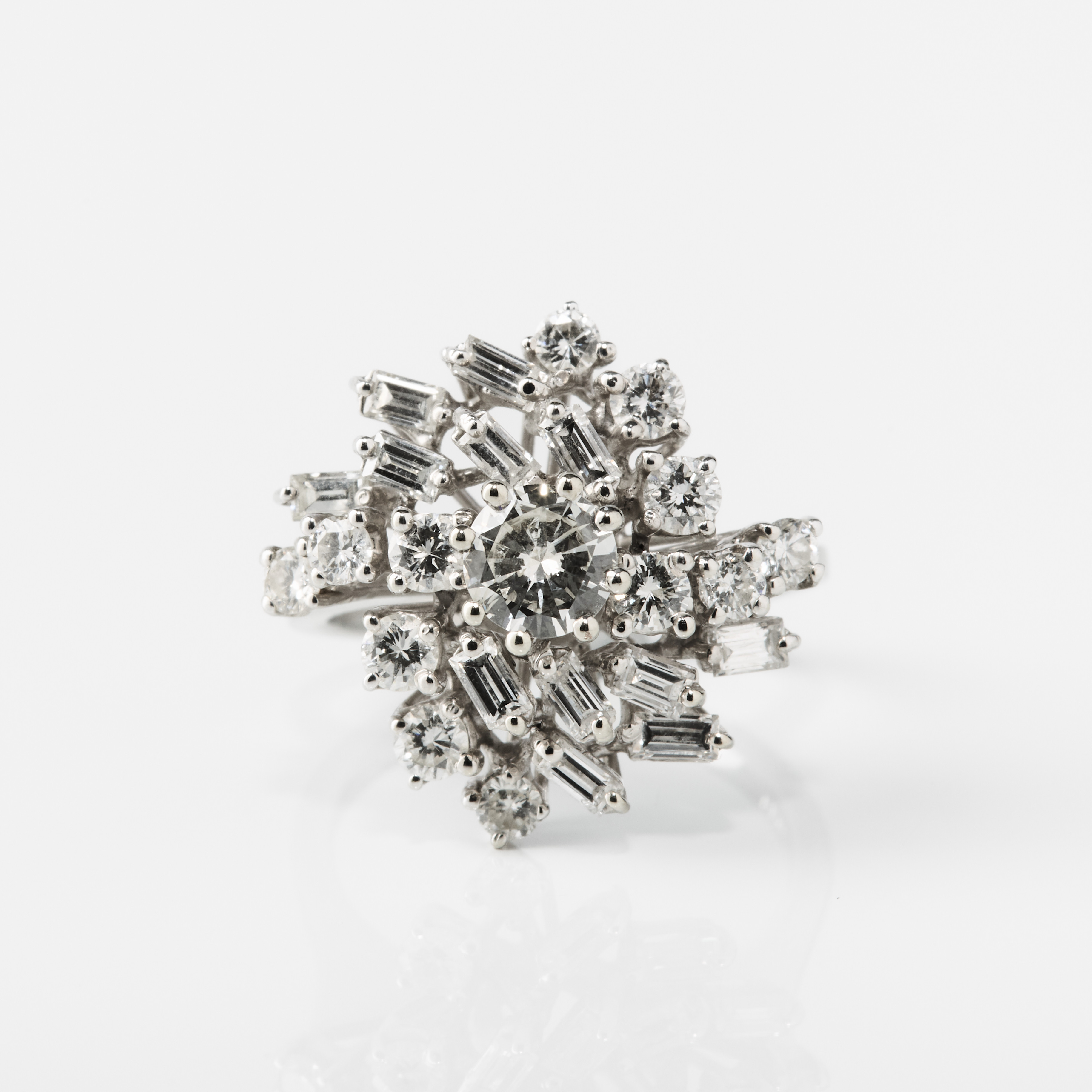 RING, 18K vitguld med diamanter, 1960-tal.