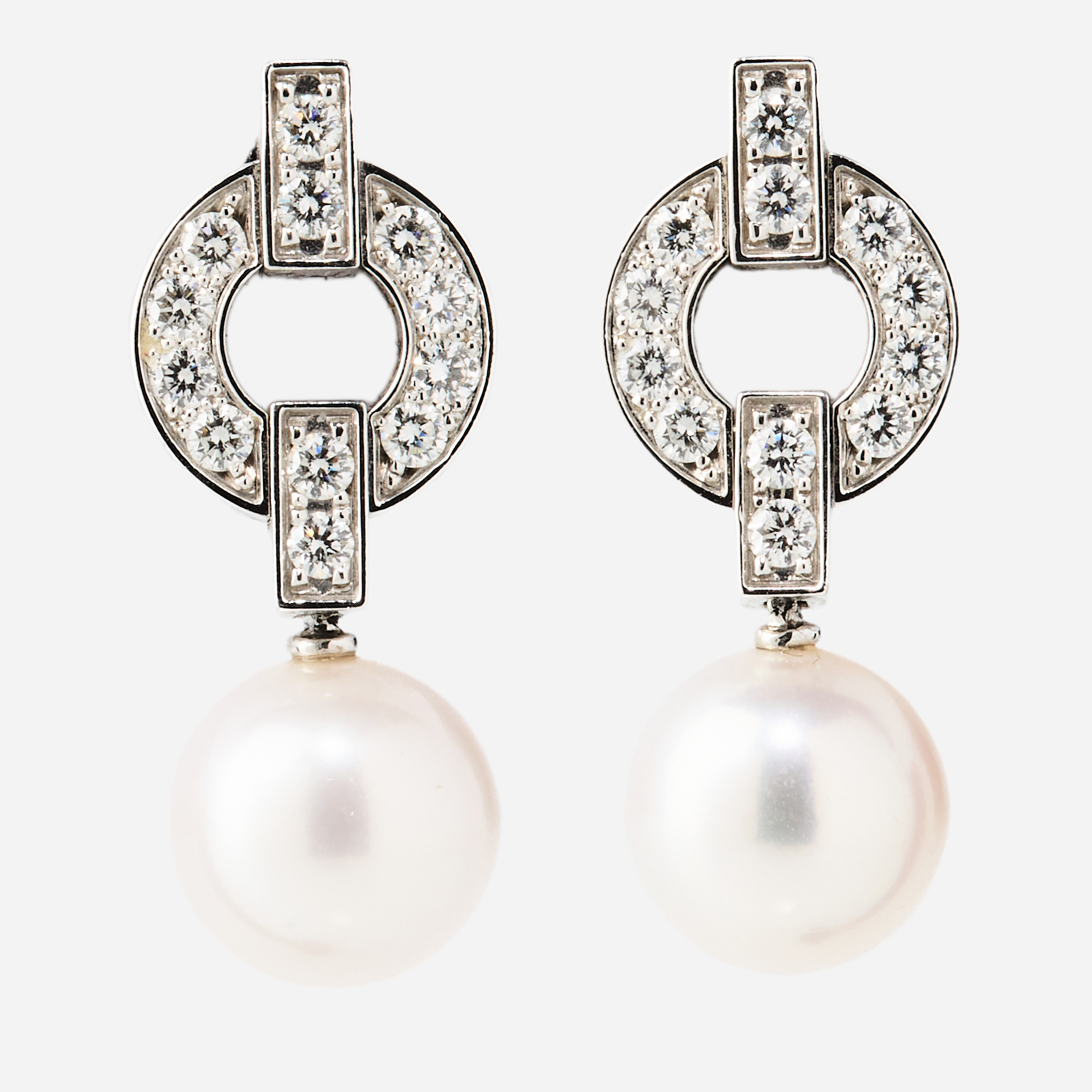 CARTIER. Örhängen, ett par, "Himalia", 18K vitguld med odlad pärla och diamanter, Paris, tidigt 2000-tal.