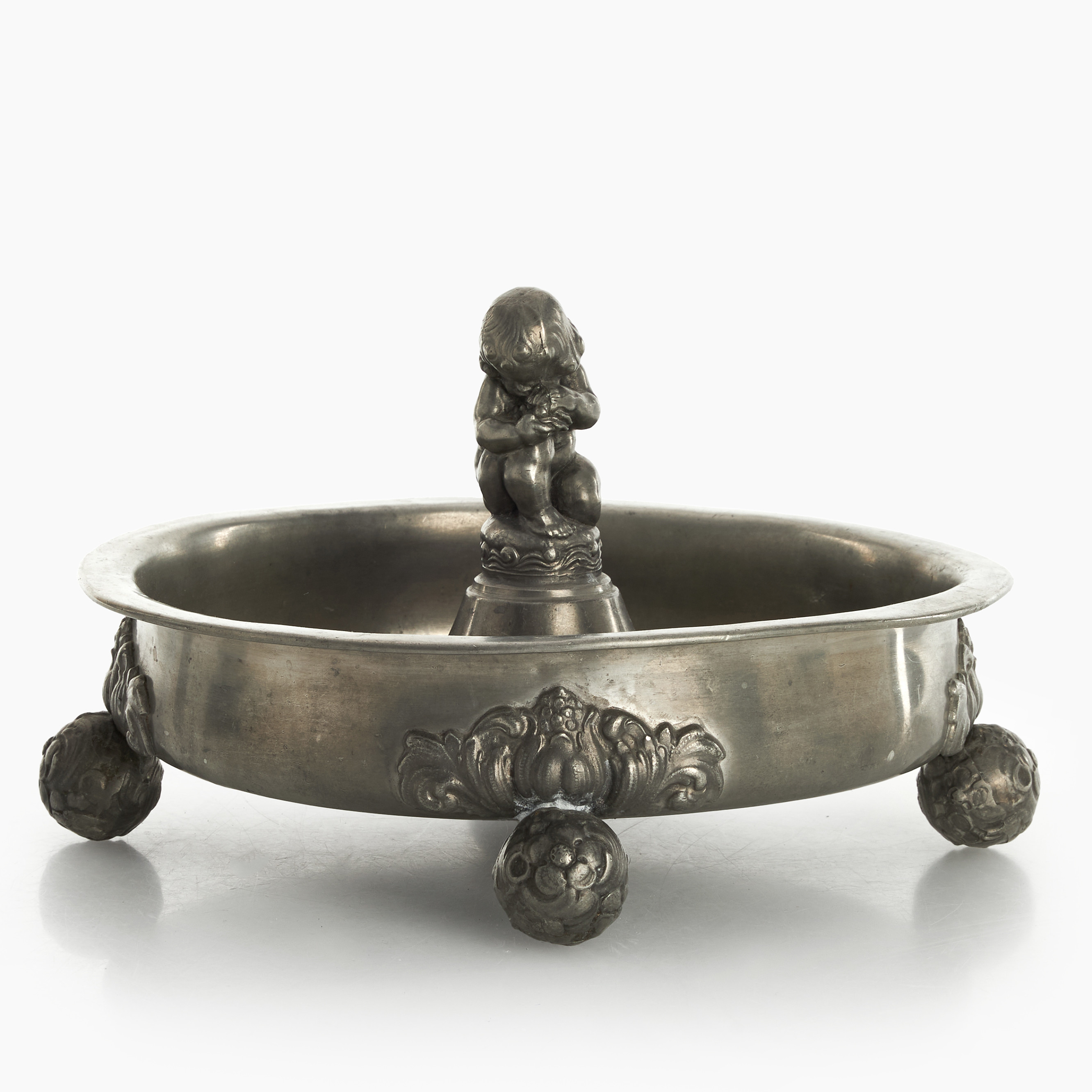 J.L. HULTMAN. Skål, tenn, Stockholm, kulfötter, dekor av pojke med druvklase, 1942.