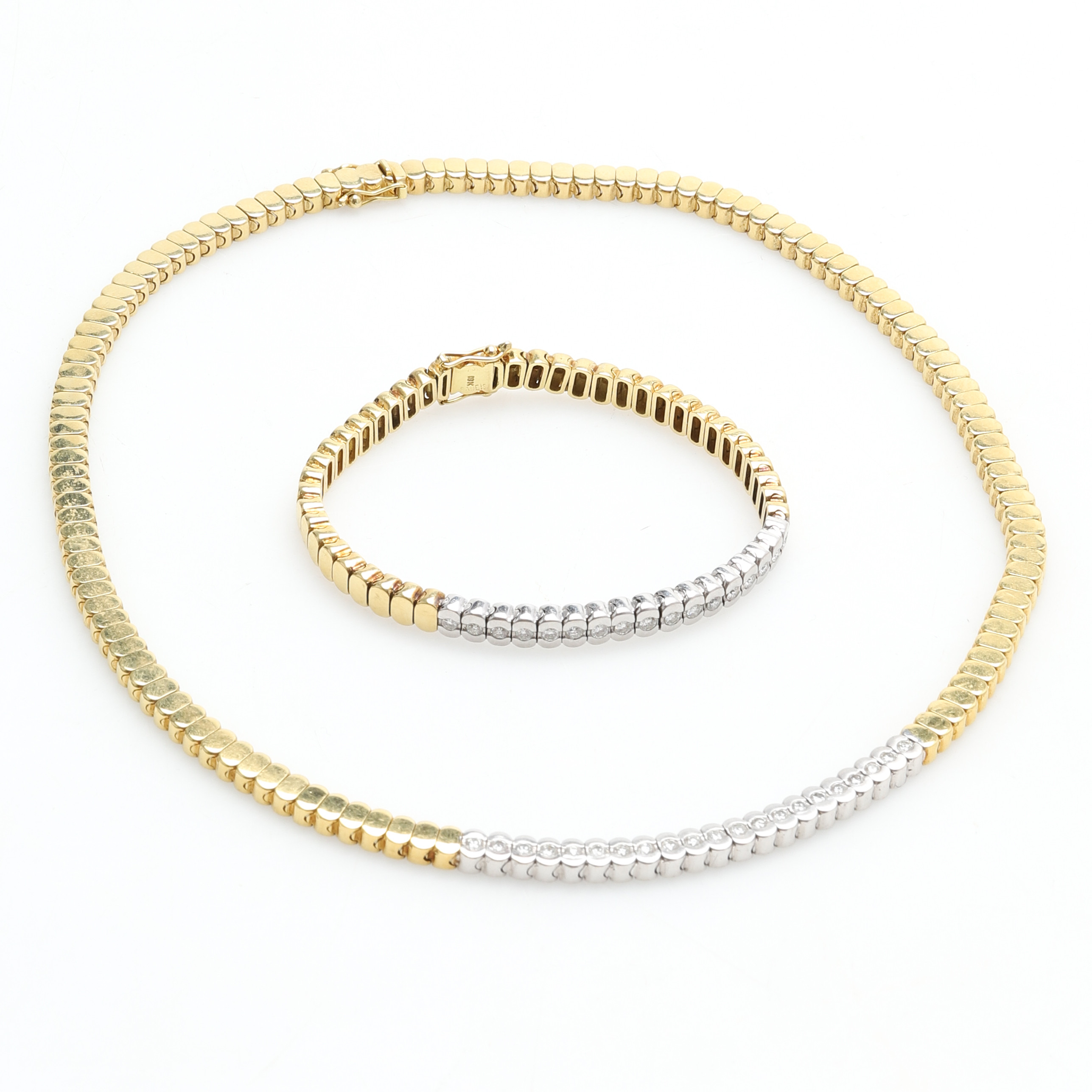 COLLIER SAMT ARMBAND, 18 k guld. Med briljanter ca 0,04 ct/st. Utländska stämplar. Vikt ca 103 gram.