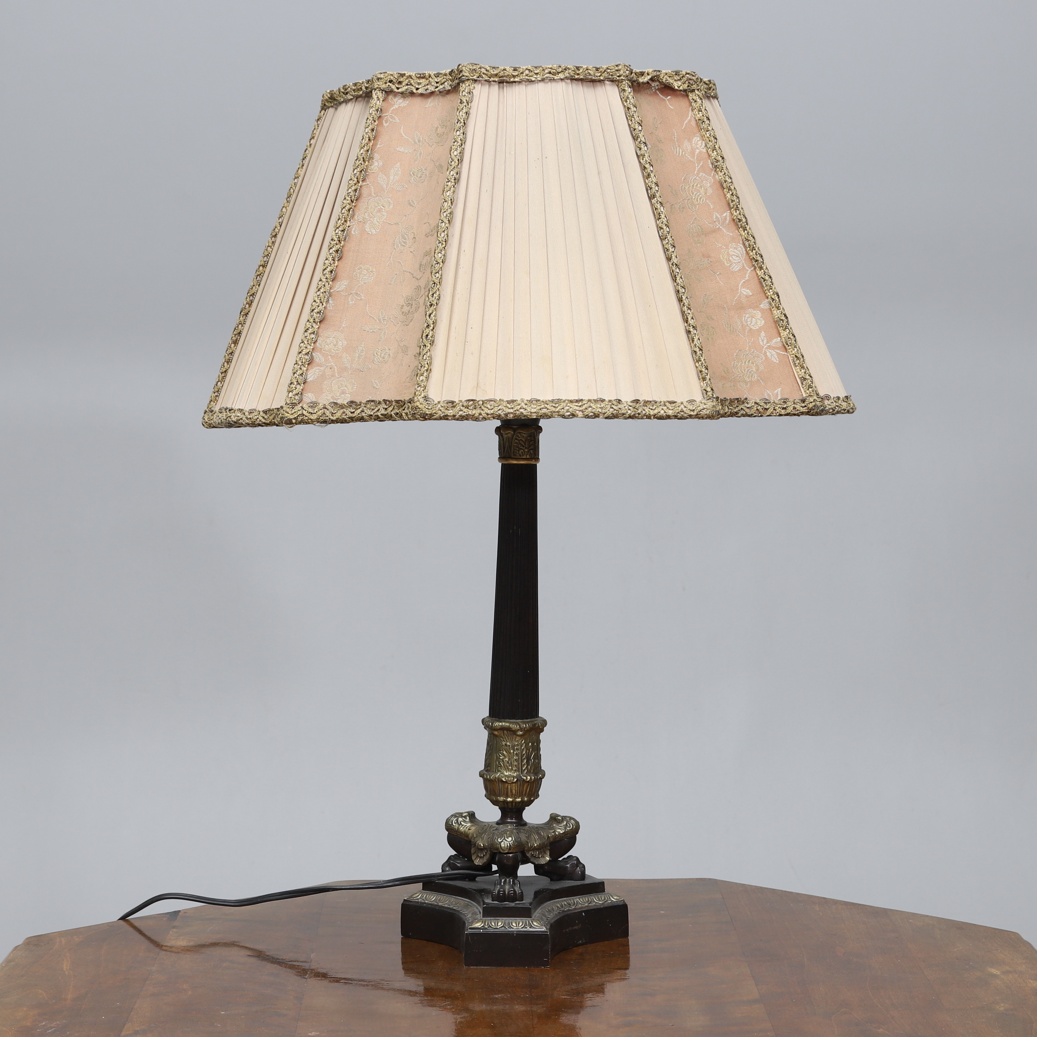 BORDSLAMPA, brons och mässing, empirestil, 1940-tal.