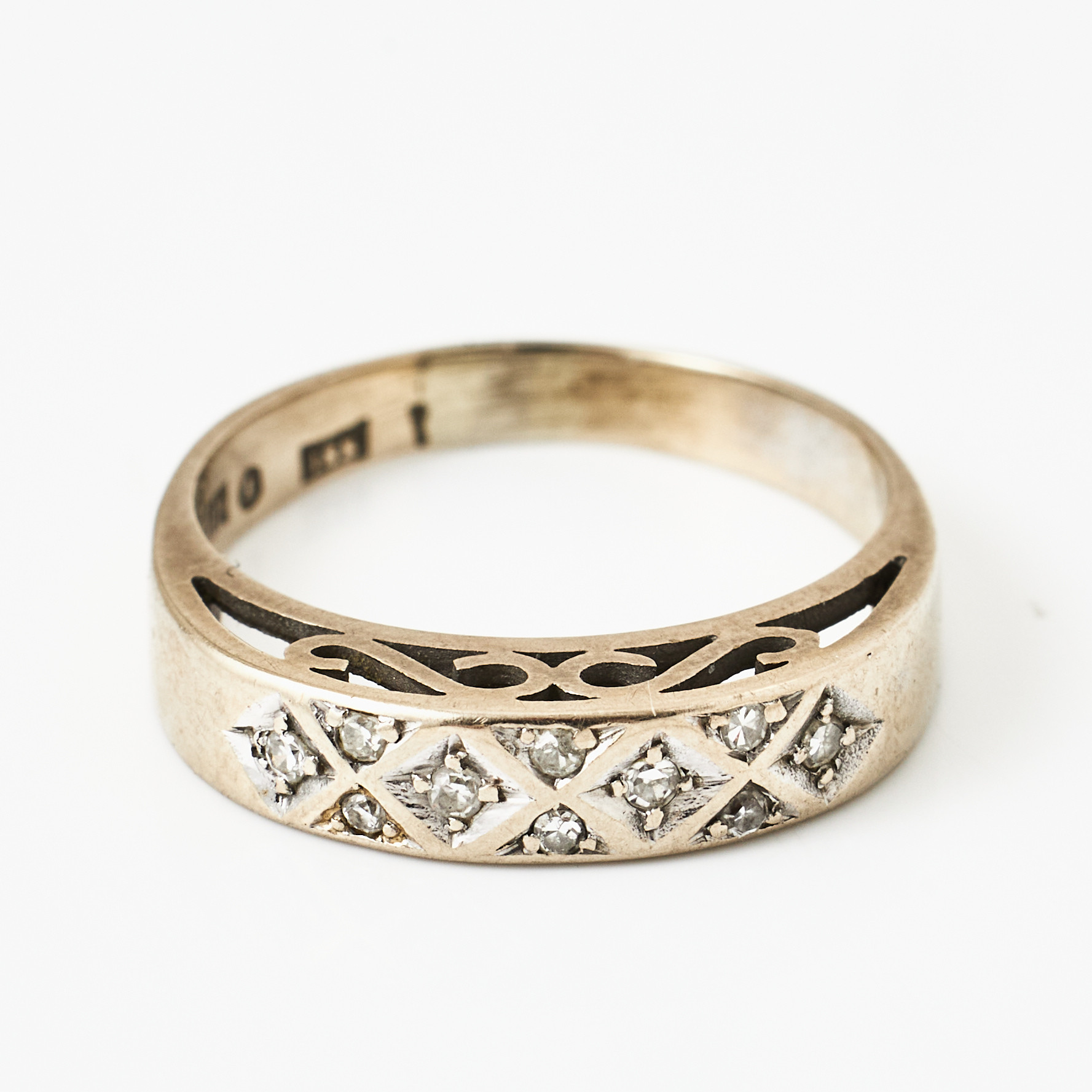 RING, 18 k rodierat vitguld, dekor med 10 små åttkantslipade diamanter, Heribert Engelbert, Stockholm, årsindex saknas.