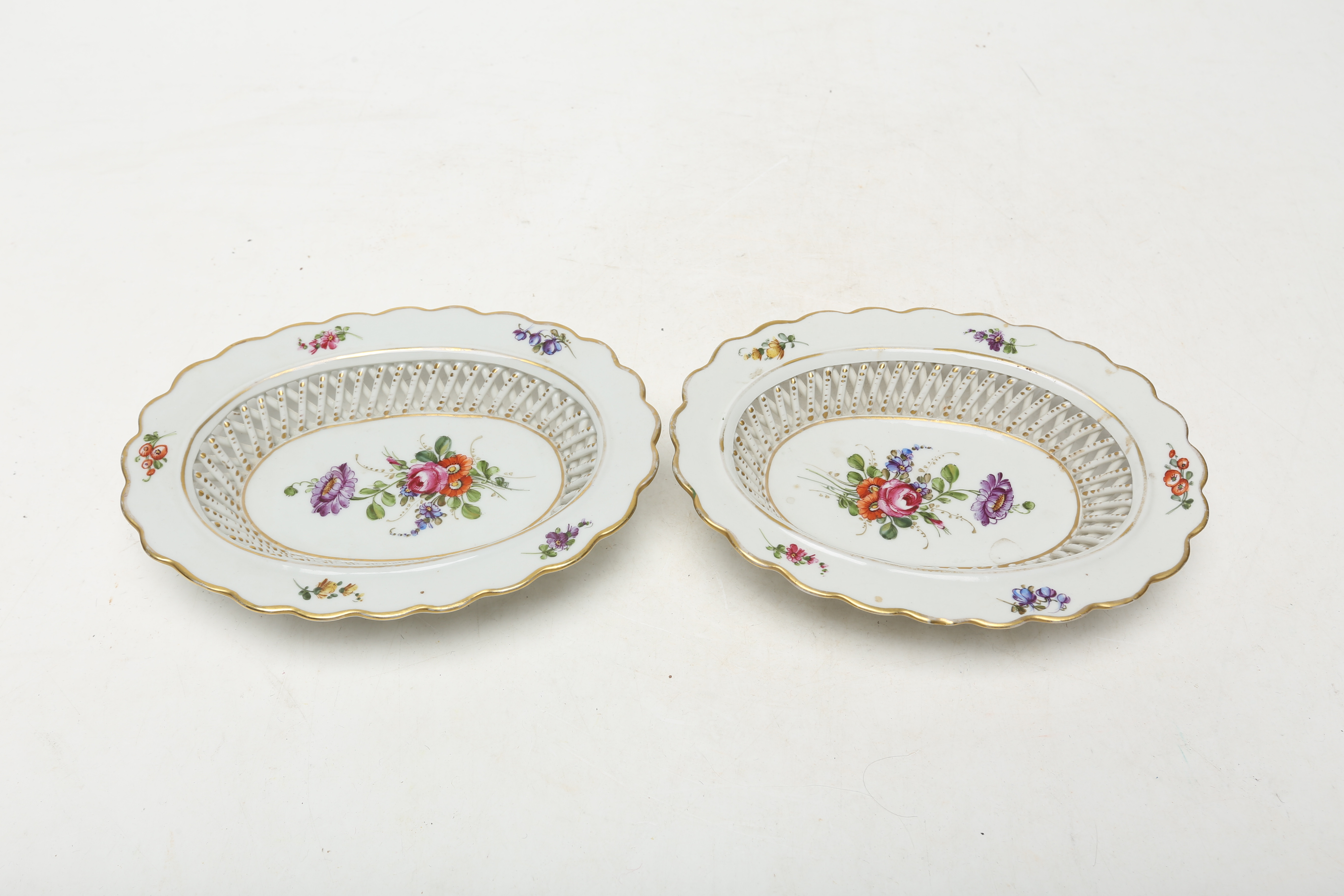 SKÅLAR, 2 st, porslin, sannolikt Plaue, tidigt 1800-tal.