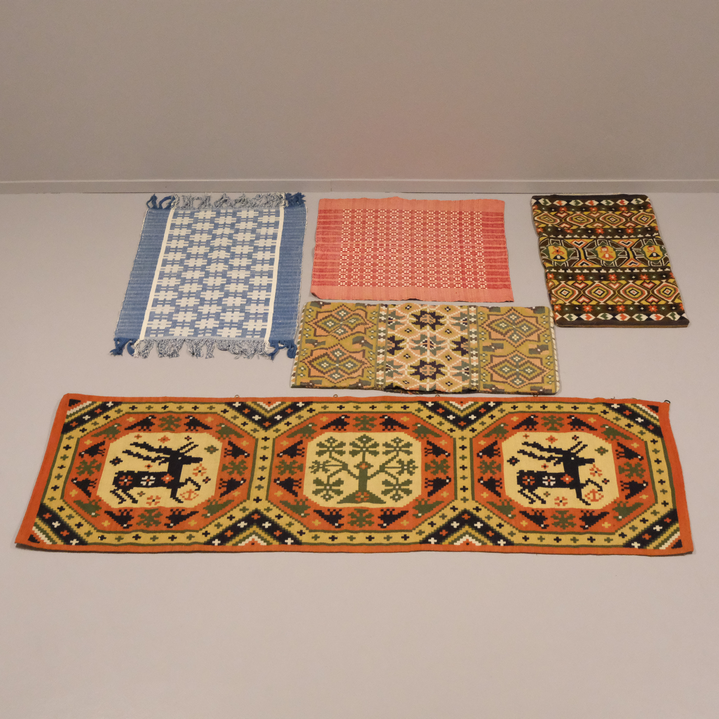 TVÅ STYCKEN ÅKDYNOR, MATTA SAMT VÄVNAD OCH DUK, OMKRING 1900.