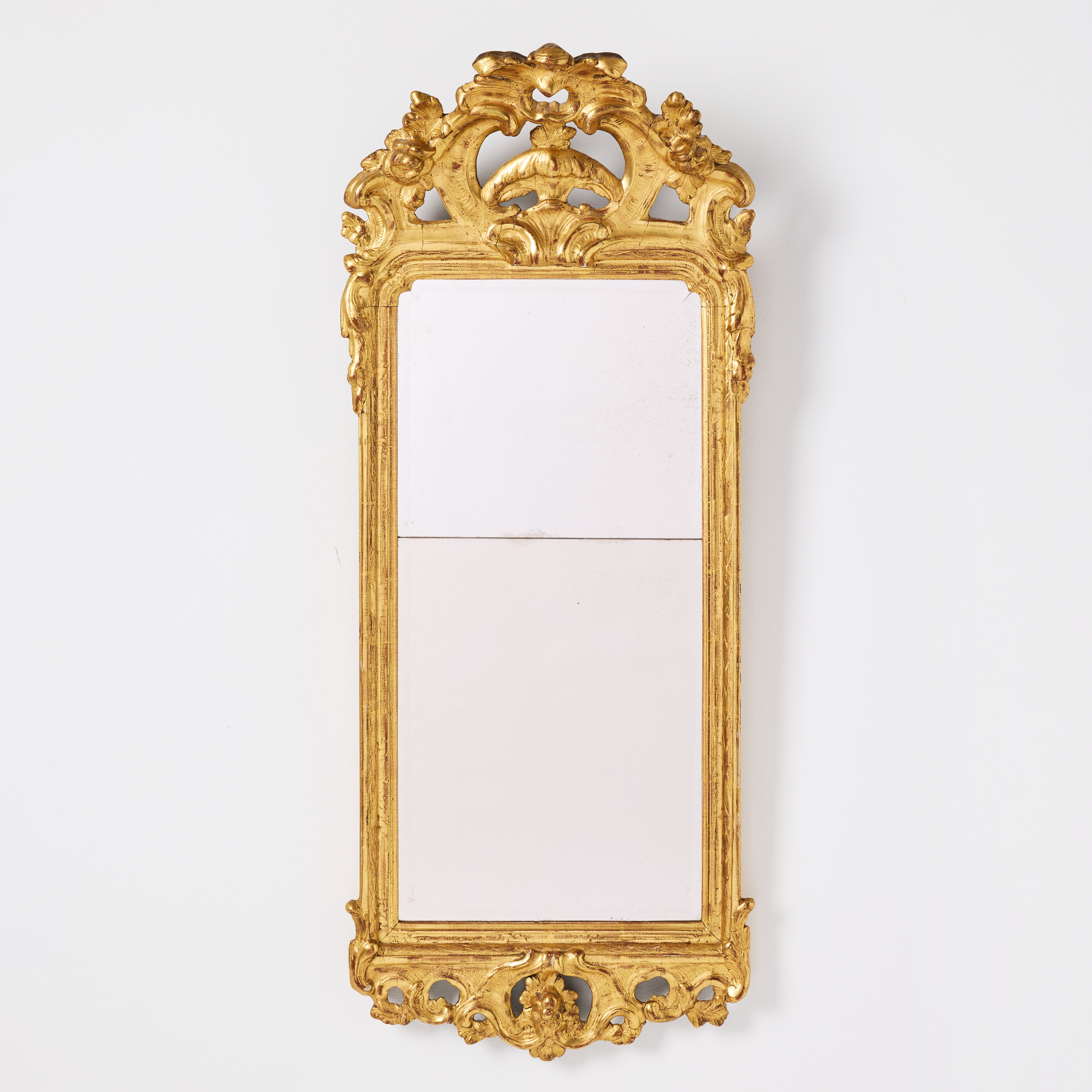 NICLAS MEUNIER (spegelfabrikör i Stockholm 1754-1797, kunglig hovspegelmakare 1769) spegel, stockholmsarbete i rokoko, signerad NM samt med otydlig Stockholms hallstämpel, dekor i papier maché, förgylld med polerat och matterat guld.