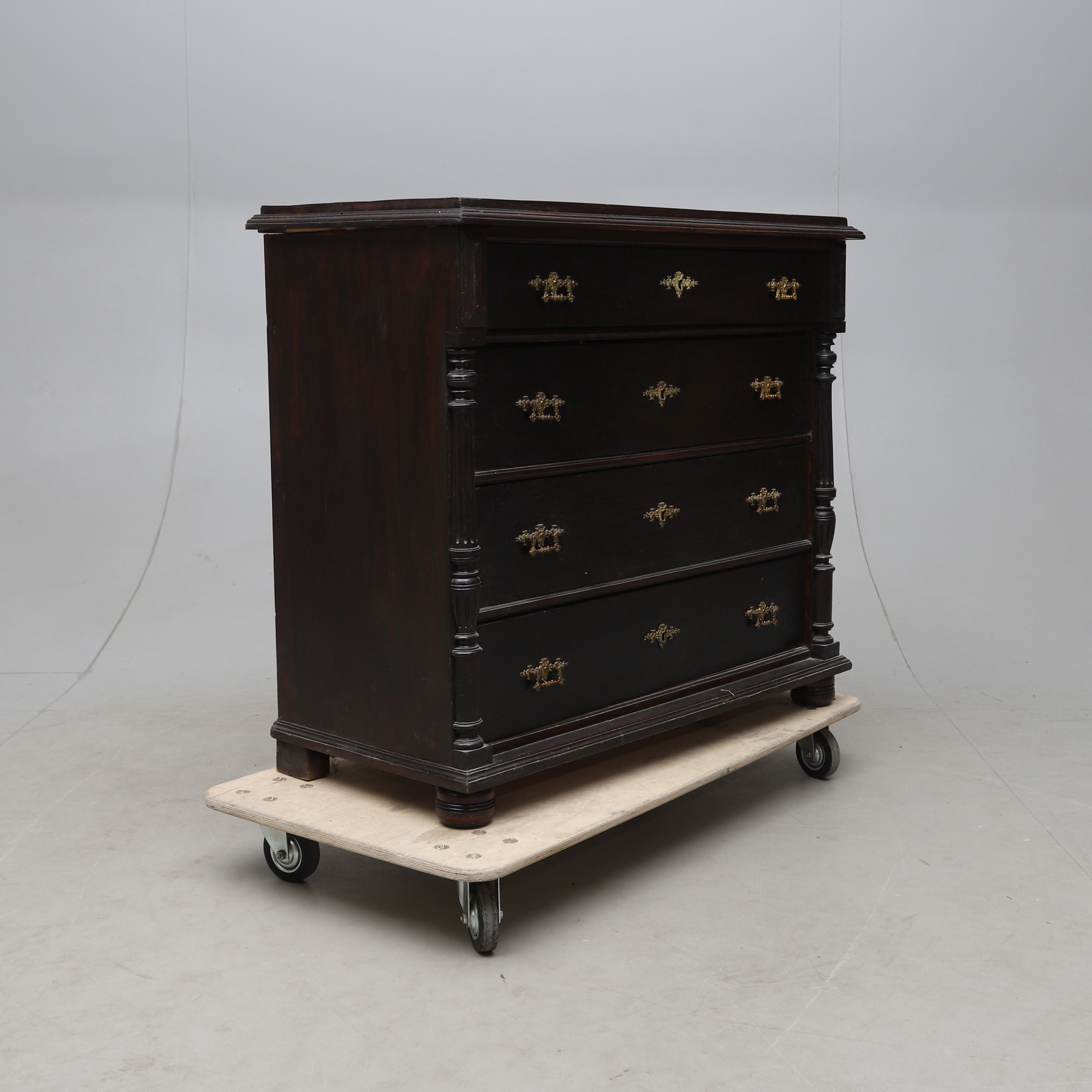 BYRÅ, nyrenässans, furu, 18/1900-tal.