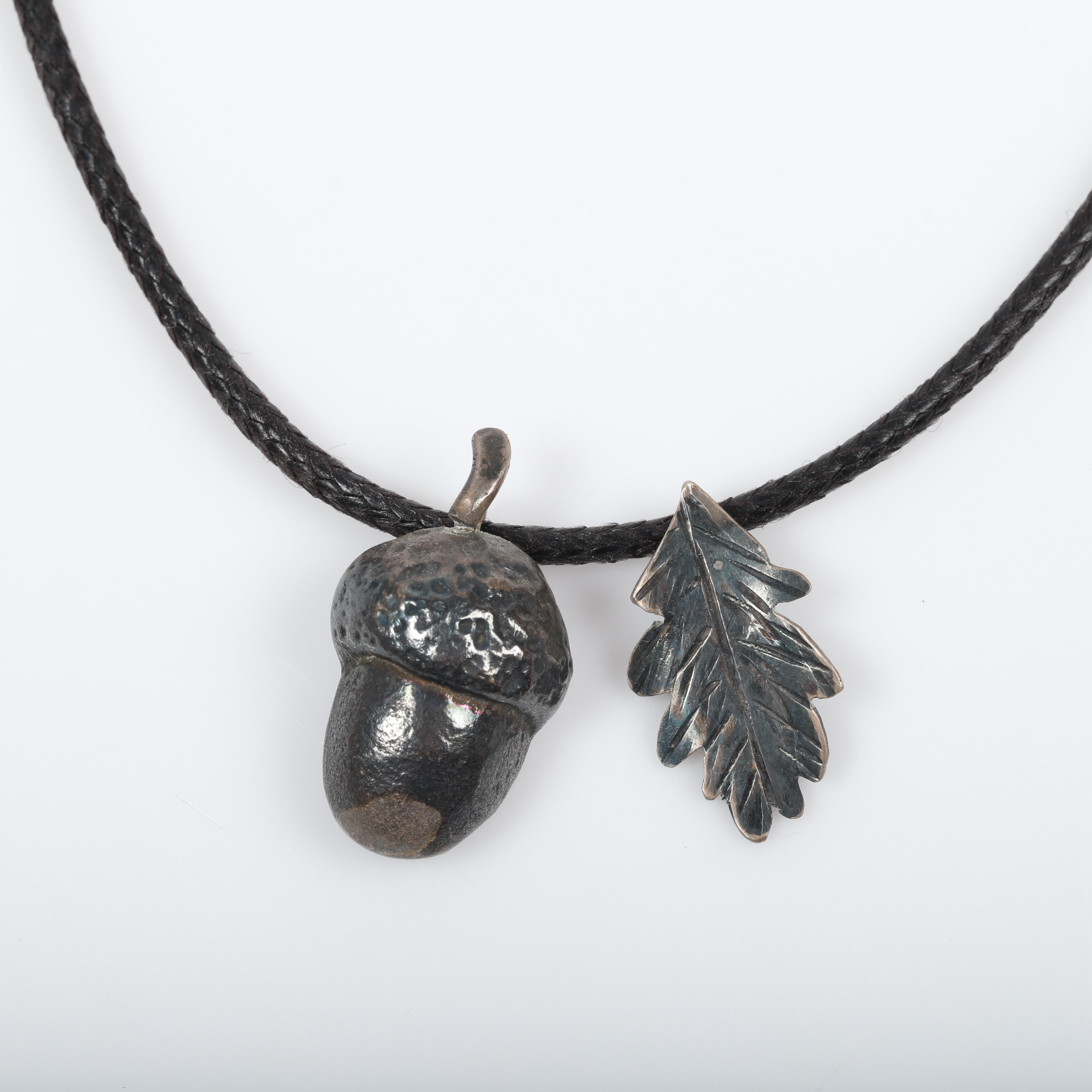 MYRIAM JABERT. Halssmycke, ekollon och blad, sterlingsilver med läderband, Landskrona.