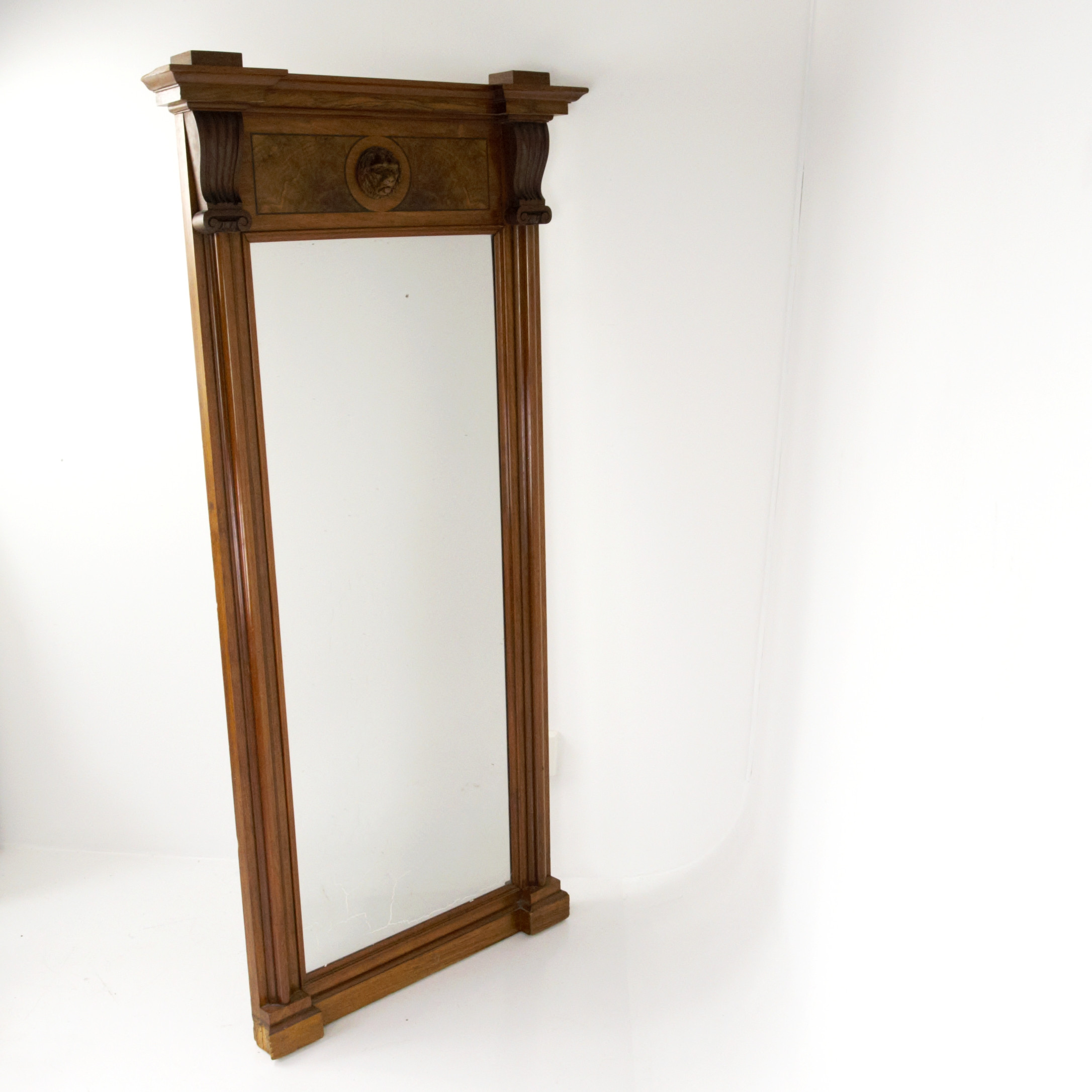 SPEGEL, empire, skuren dekor, olika träslag, centralt placerad lejonmaskaron, 18/1900-tal.