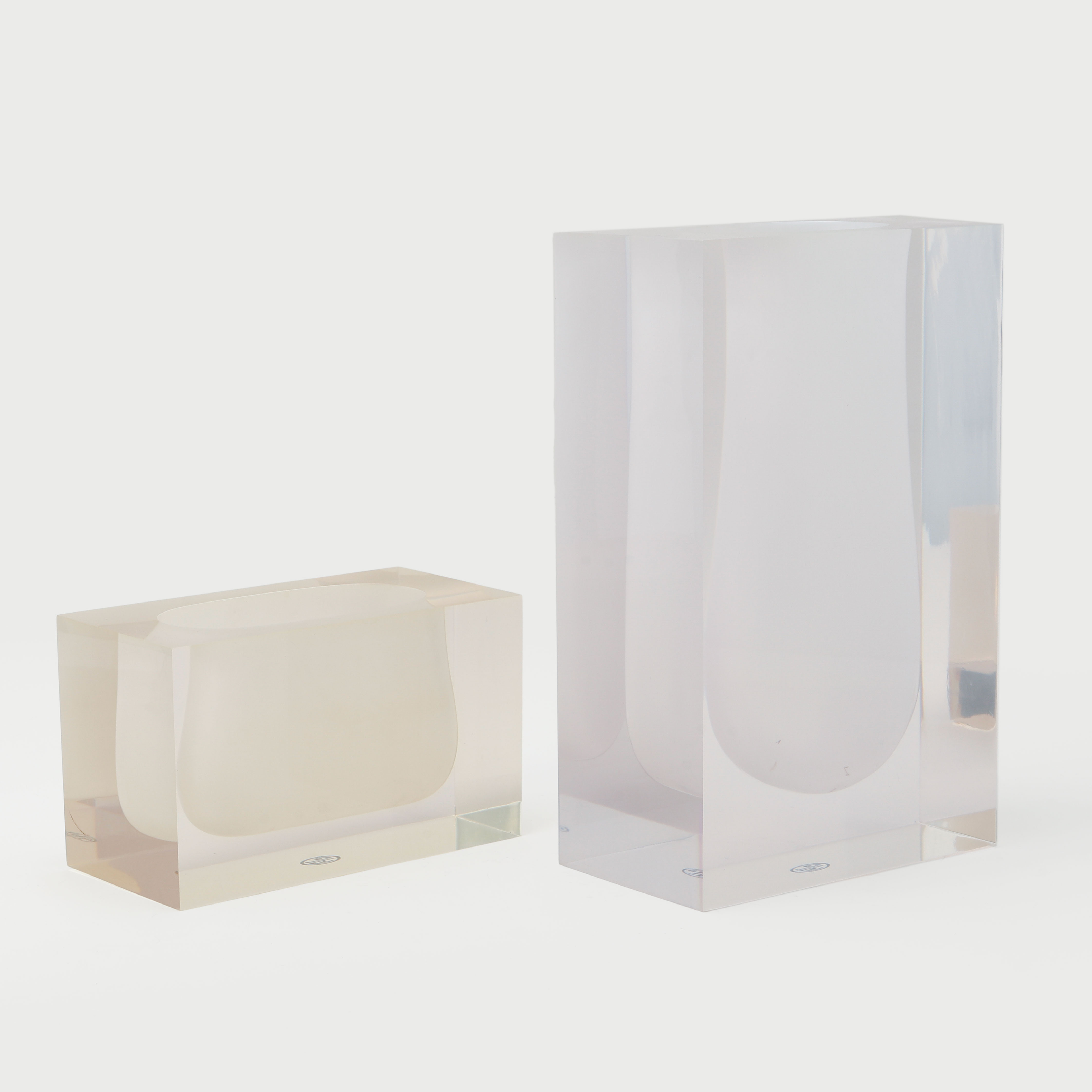 JONATHAN ADLER. Vaser, 2 st, bl.a "Bel Air Mega".