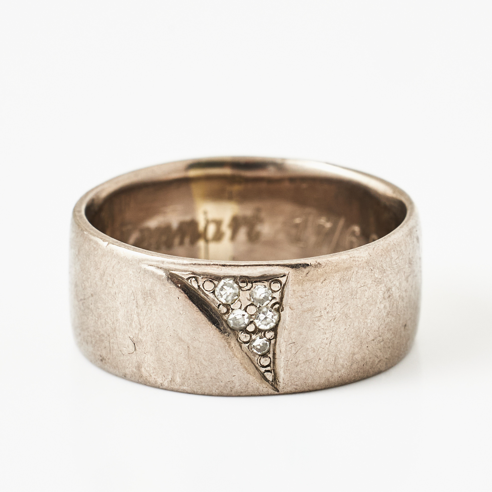 RING, 18 k rodierat vitguld, dekor med 4 små åttkantslipade diamanter, Louise Viktorssons Guldsmedsv., Stockholm 2001.